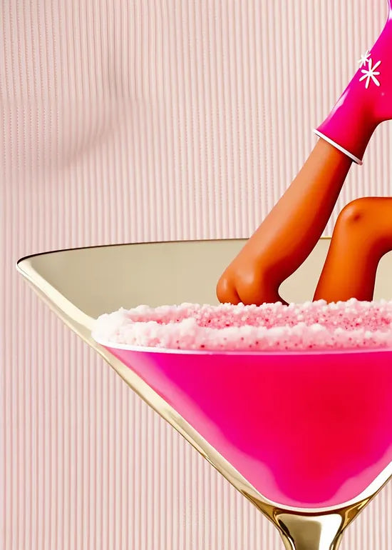 Gros plan sur le verre martini rose et les bottes fuchsia