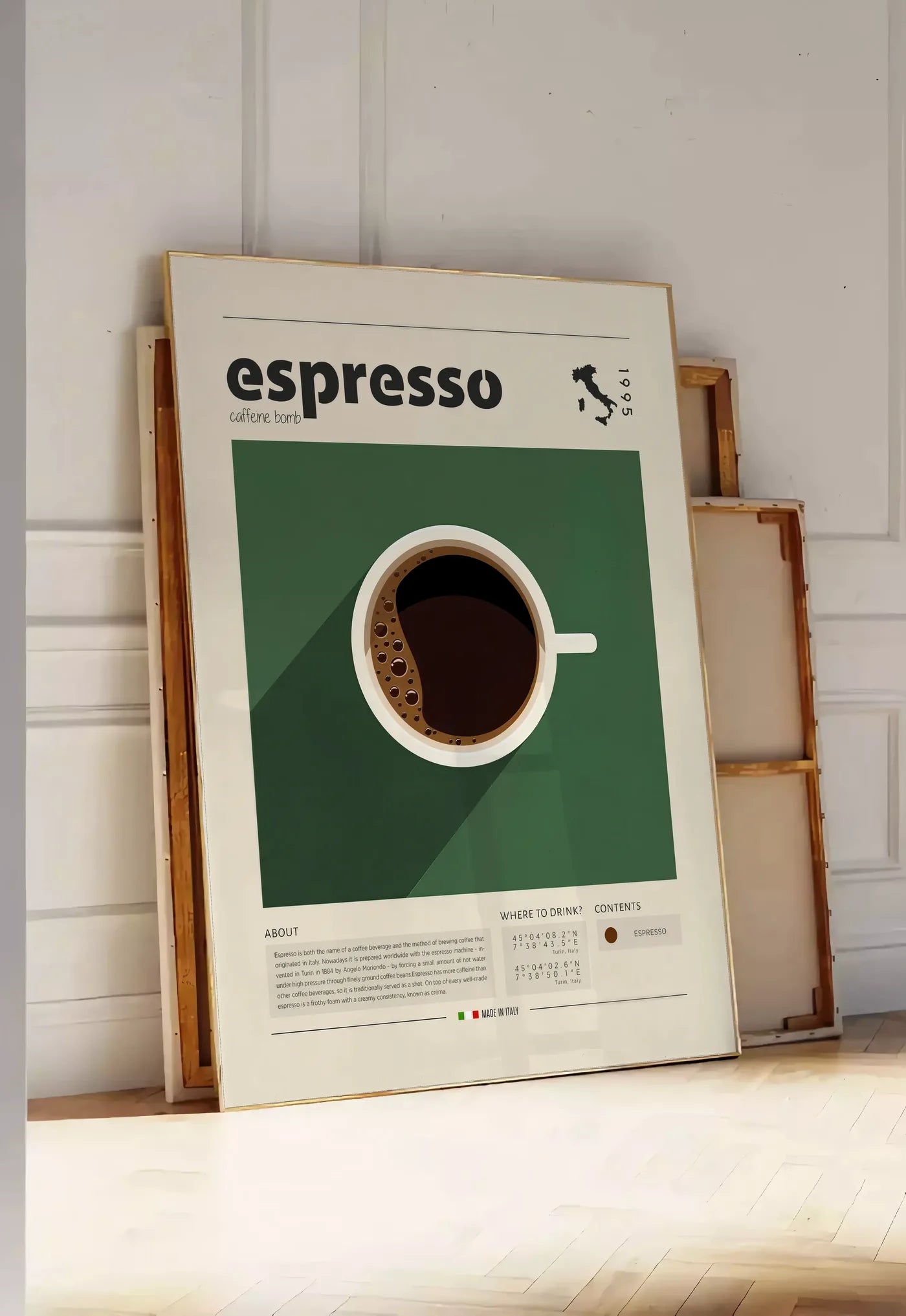 Tirage encadrable tasse d'espresso vue de dessus sur fond vert, posee au sol dans une entree lumineuse, contre un mur a panneaux blancs, a cote de chassis en bois empiles