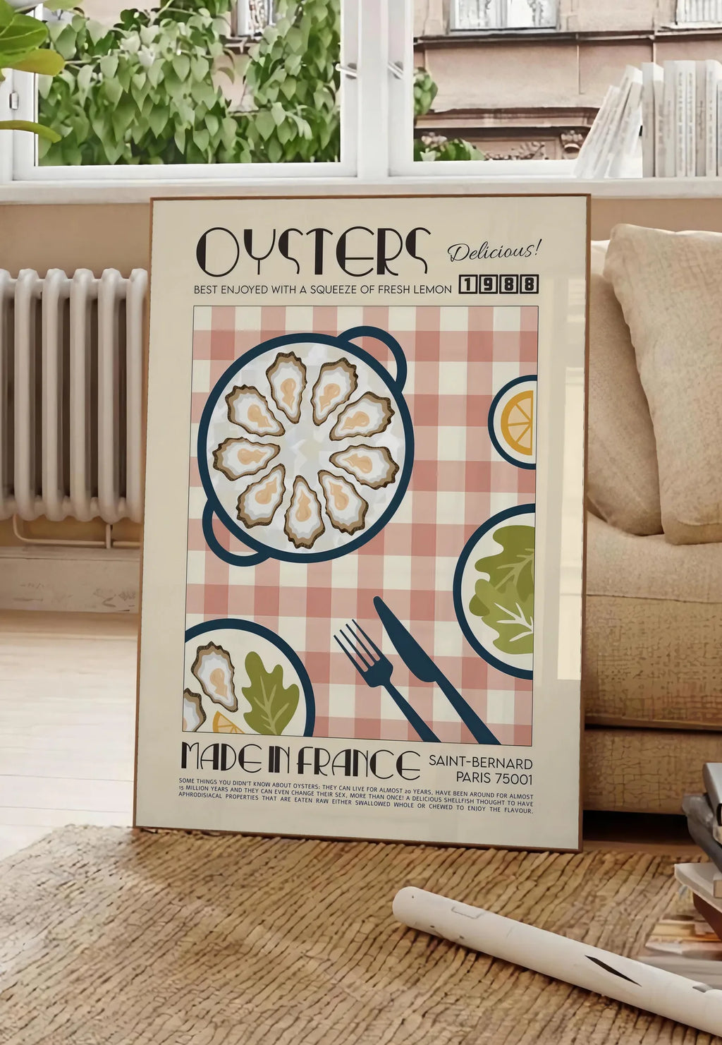 Poster affiche huitres retro, posee au sol dans un salon parisien, devant une grande fenetre donnant sur un immeuble haussmannien, entre un ficus et un canape creme
