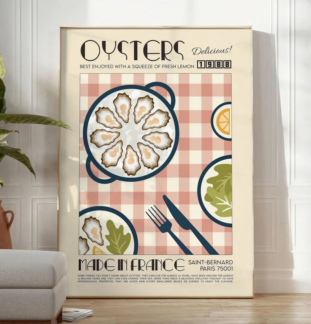 Reproduction affiche huitres retro, posee au sol dans un salon minimaliste clair, a cote d'un canape beige et d'une plante verte, sur un parquet clair