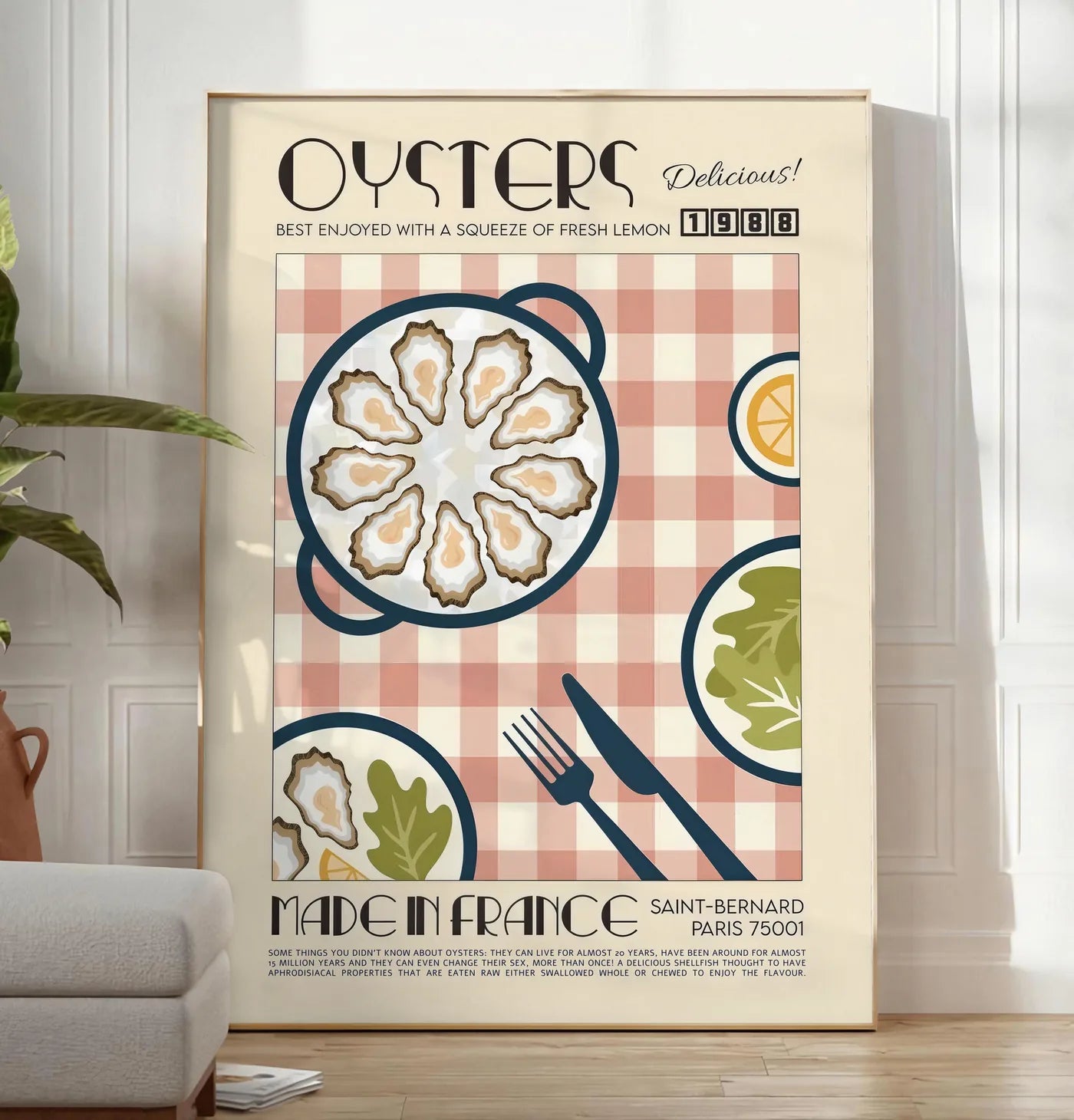 Reproduction affiche huitres retro, posee au sol dans un salon minimaliste clair, a cote d'un canape beige et d'une plante verte, sur un parquet clair