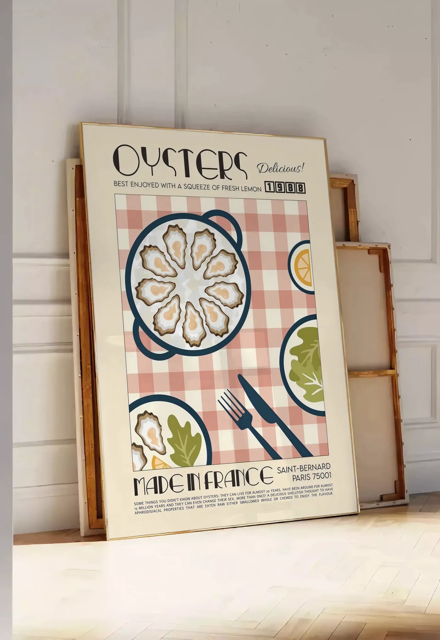 Tirage encadrable affiche huitres retro, posee au sol dans une entree lumineuse, contre un mur a panneaux blancs, a cote de chassis en bois empiles