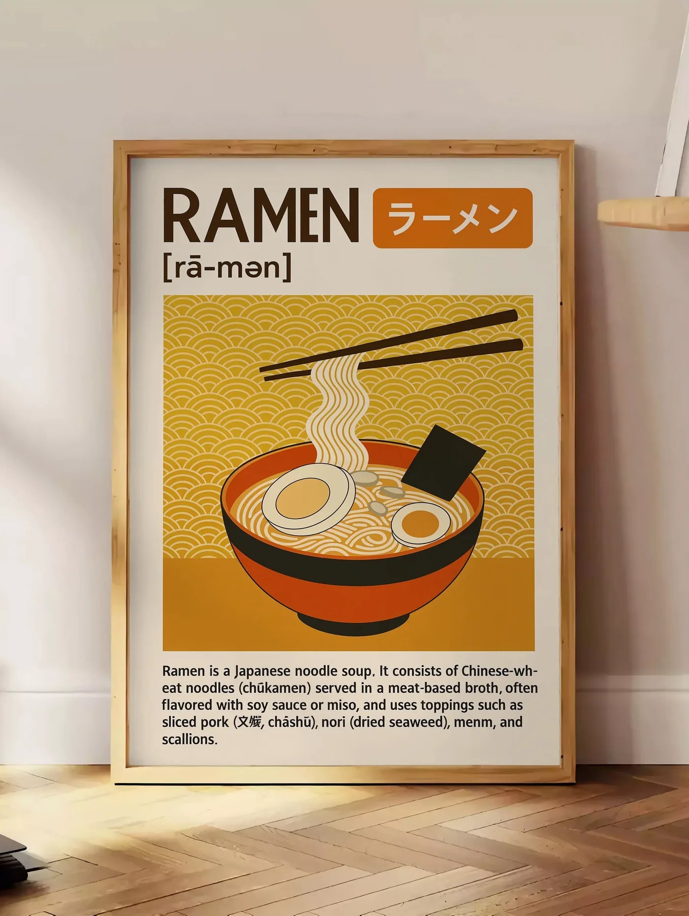 Estampe affiche ramen cuisine, posee au sol dans un coin salon, sur un parquet a chevrons, pres d'une table d'appoint en chene chargee de livres