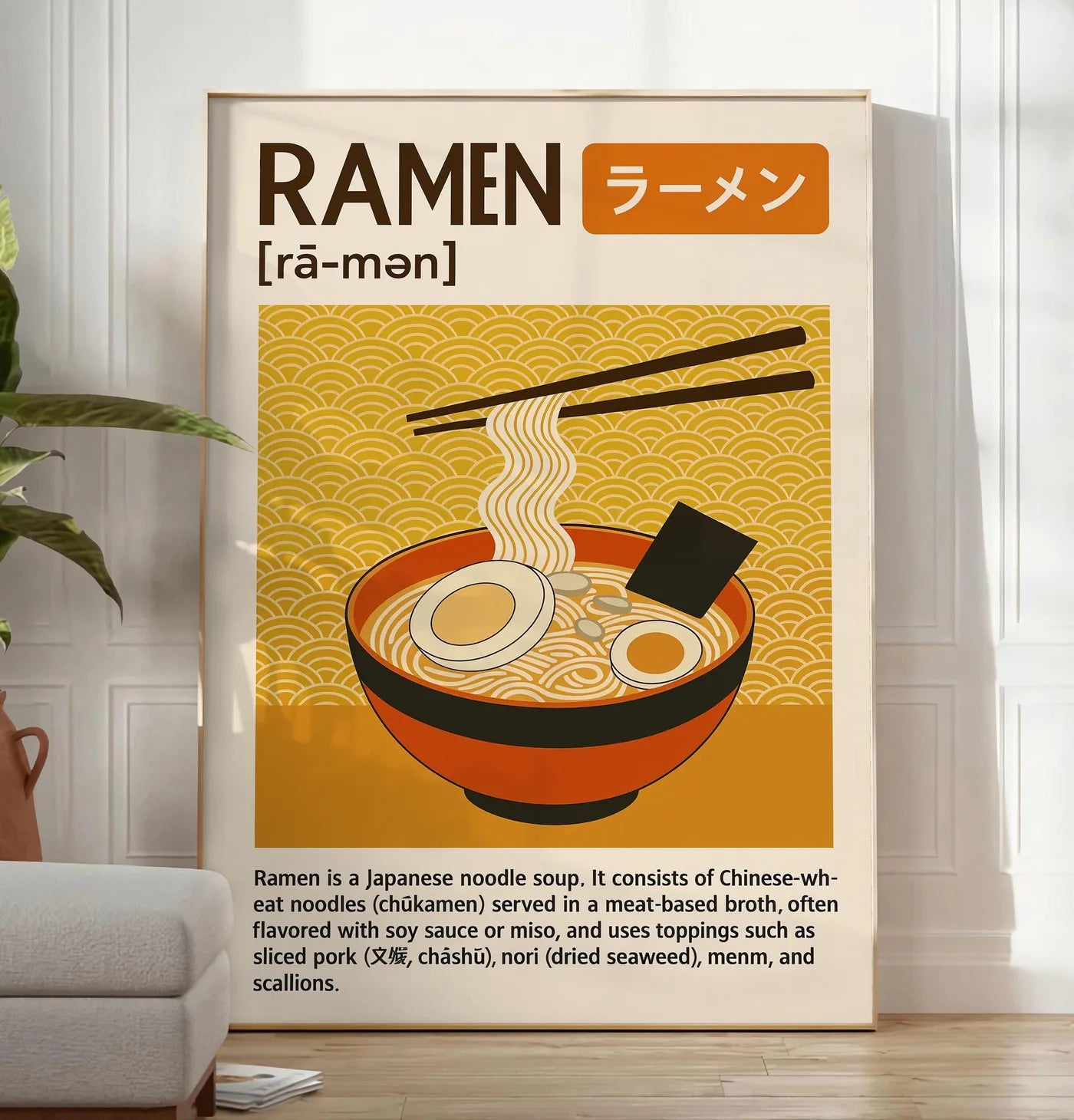 Reproduction affiche ramen cuisine, posee au sol dans un salon minimaliste clair, a cote d'un canape beige et d'une plante verte, sur un parquet clair