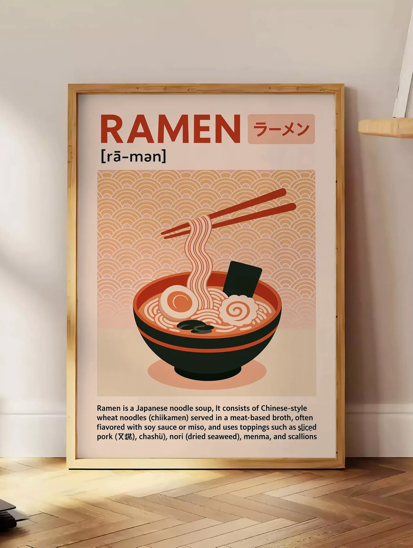 Estampe affiche ramen cuisine, posee au sol dans un coin salon, sur un parquet a chevrons, pres d'une table d'appoint en chene chargee de livres