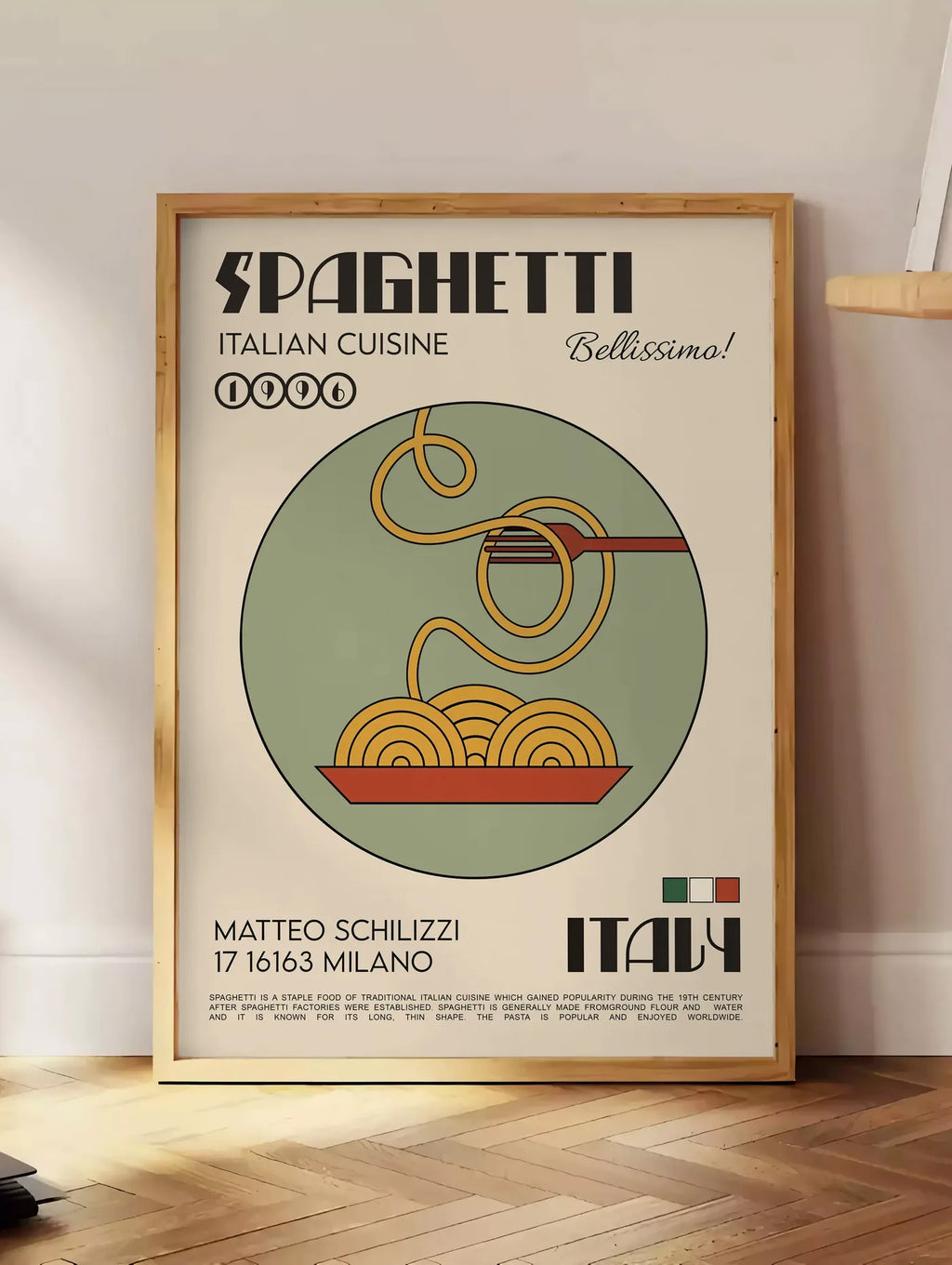 Estampe affiche spaghetti mid-century, posee au sol dans un coin salon, sur un parquet a chevrons, pres d'une table d'appoint en chene chargee de livres