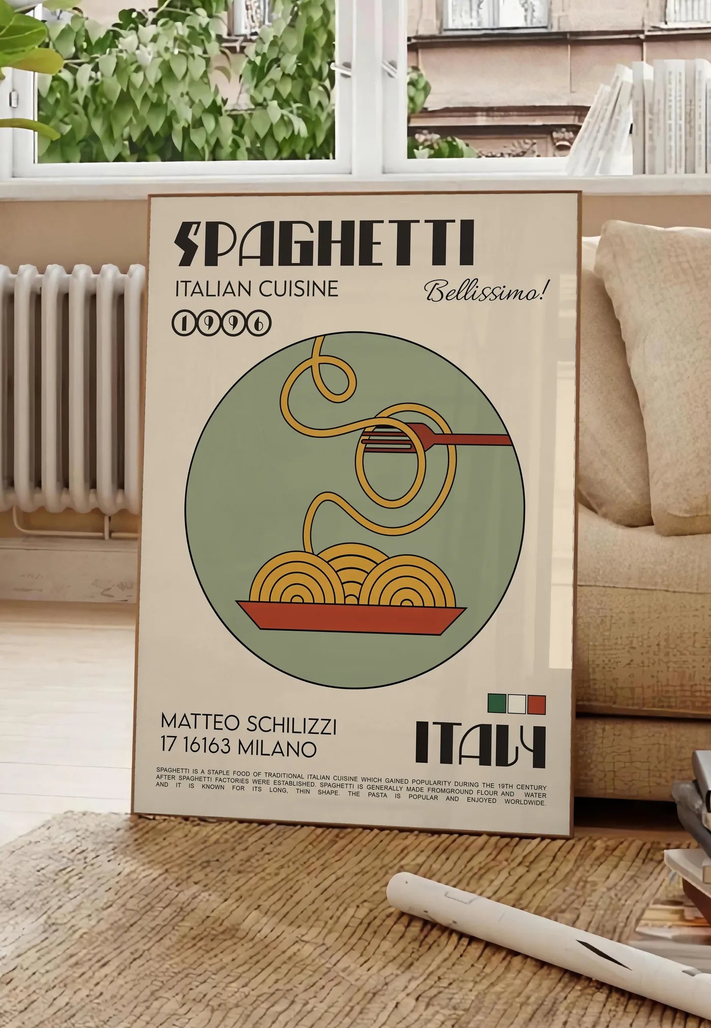 Poster affiche spaghetti mid-century, posee au sol dans un salon parisien, devant une grande fenetre donnant sur un immeuble haussmannien, entre un ficus et un canape creme