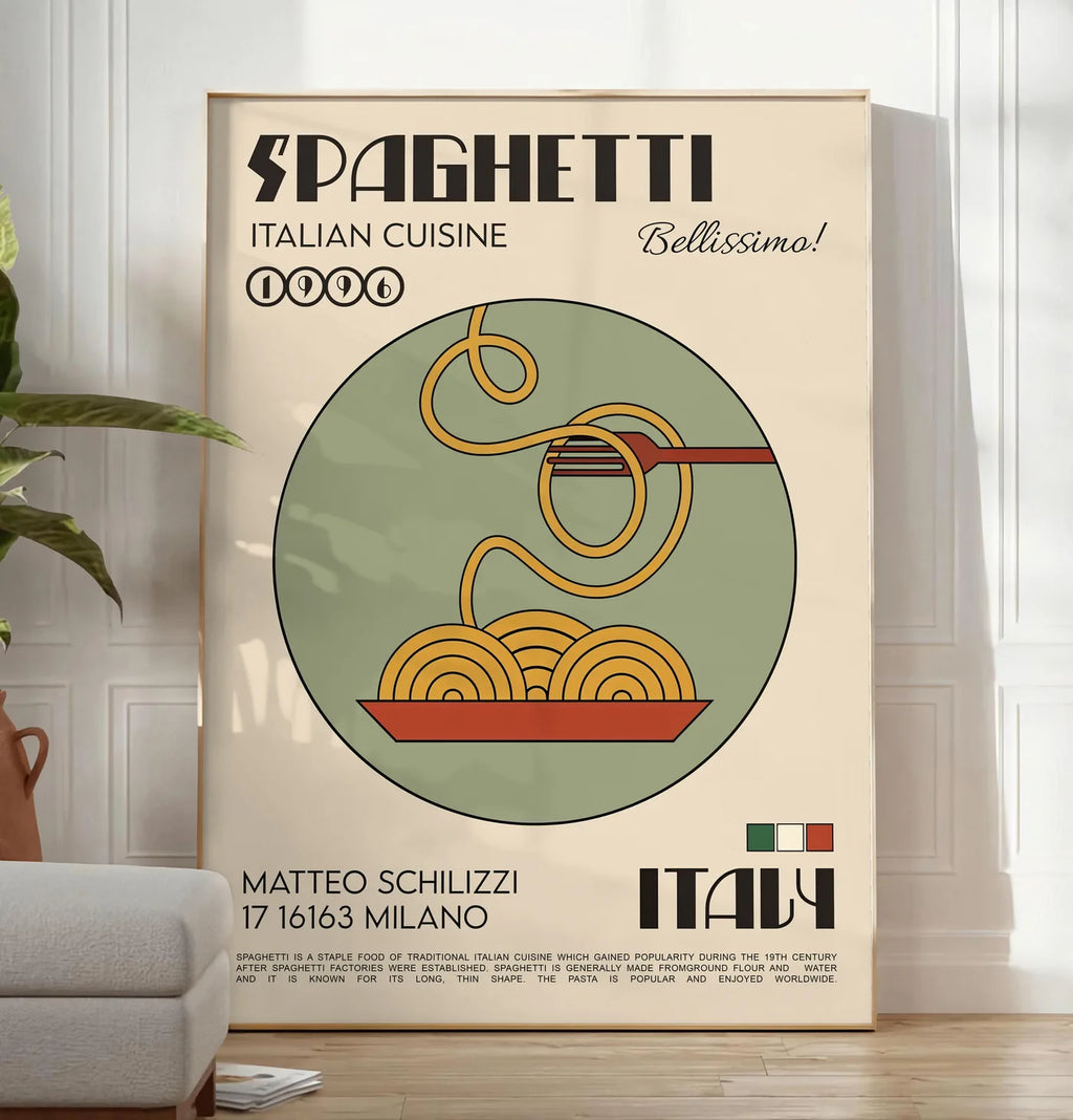 Reproduction affiche spaghetti mid-century, posee au sol dans un salon minimaliste clair, a cote d'un canape beige et d'une plante verte, sur un parquet clair