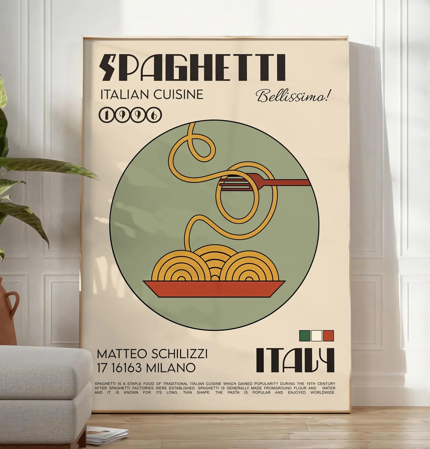 Reproduction affiche spaghetti mid-century, posee au sol dans un salon minimaliste clair, a cote d'un canape beige et d'une plante verte, sur un parquet clair