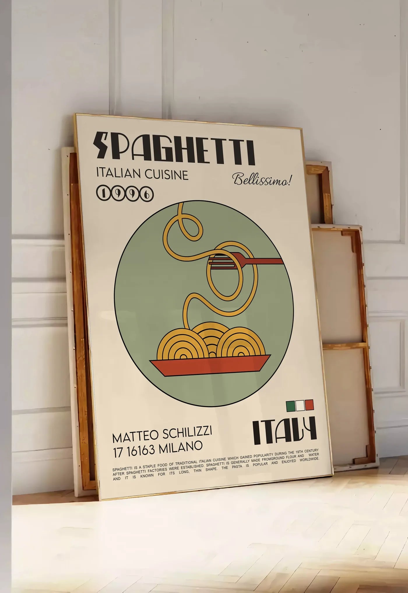 Tirage encadrable affiche spaghetti mid-century, posee au sol dans une entree lumineuse, contre un mur a panneaux blancs, a cote de chassis en bois empiles