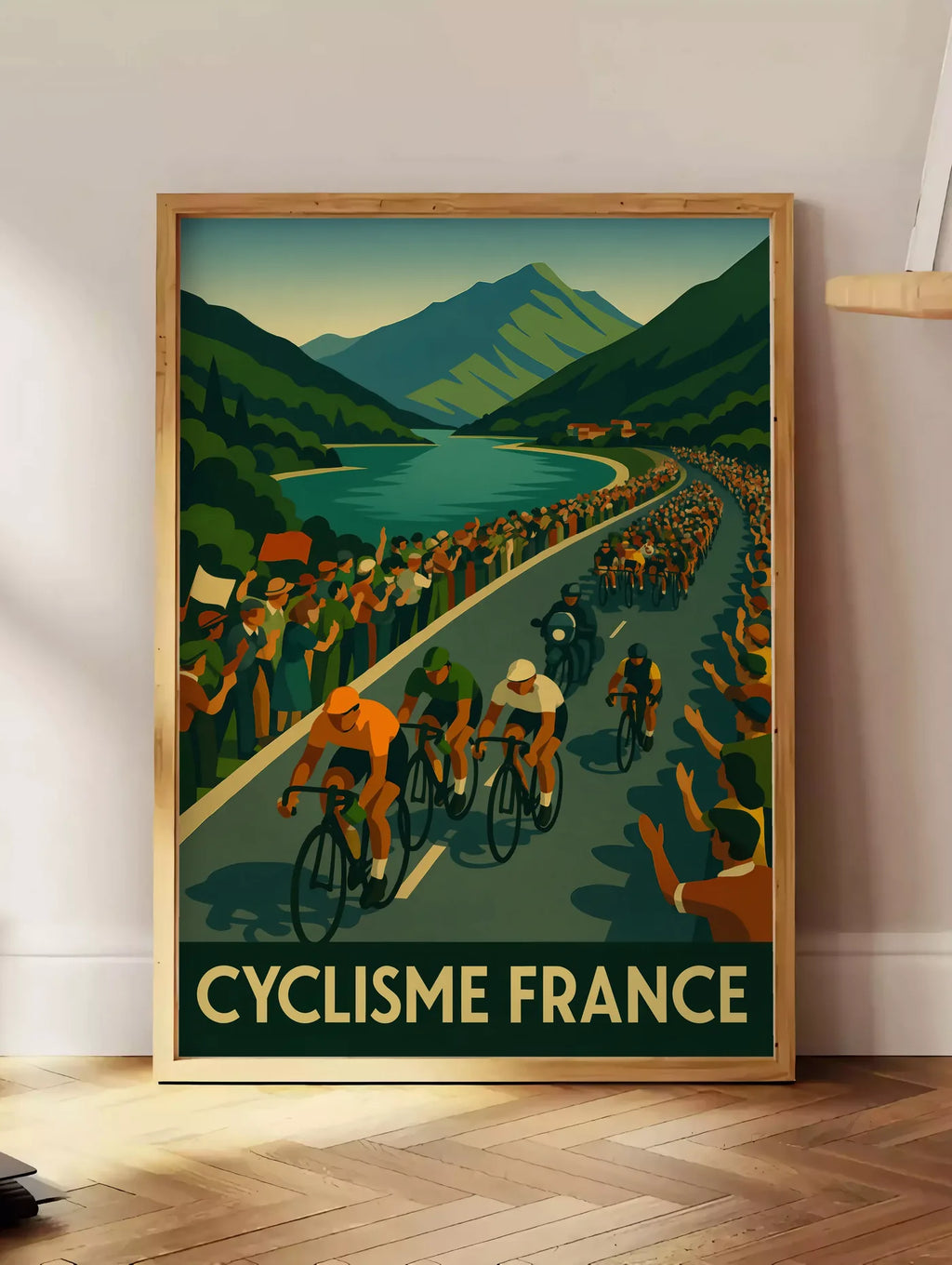 Estampe peloton de cyclistes longe un lac de montagne, posee au sol dans un coin salon, sur un parquet a chevrons, pres d'une table d'appoint en chene chargee de livres