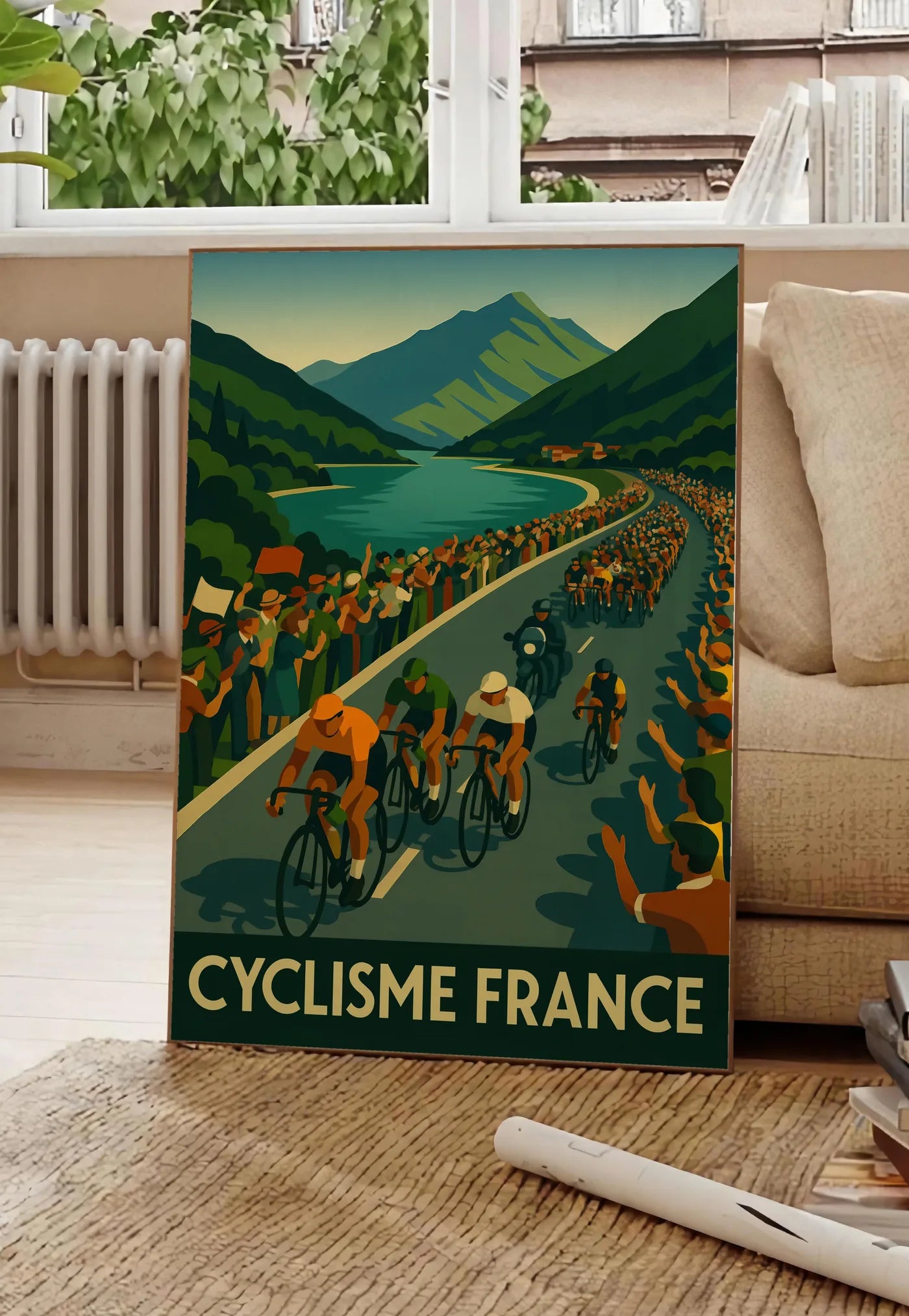 Poster peloton de cyclistes longe un lac de montagne, posee au sol dans un salon parisien, devant une grande fenetre donnant sur un immeuble haussmannien, entre un ficus et un canape creme