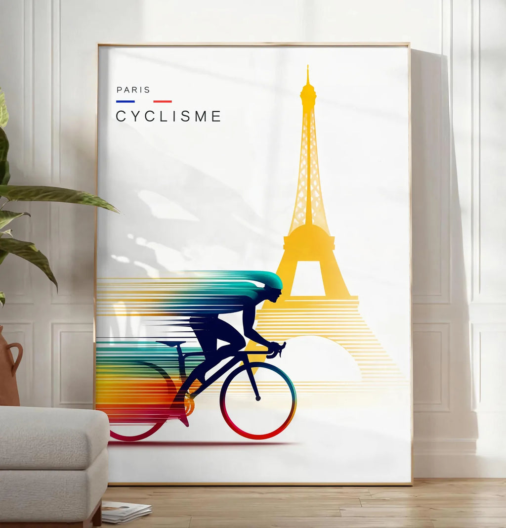 Reproduction cycliste stylisé en silhouette filée, posee au sol dans un salon minimaliste clair, a cote d'un canape beige et d'une plante verte, sur un parquet clair