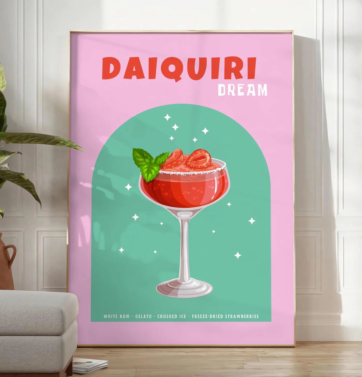 Reproduction affiche cocktail Daiquiri fraise, posee au sol dans un salon minimaliste clair, a cote d'un canape beige et d'une plante verte, sur un parquet clair
