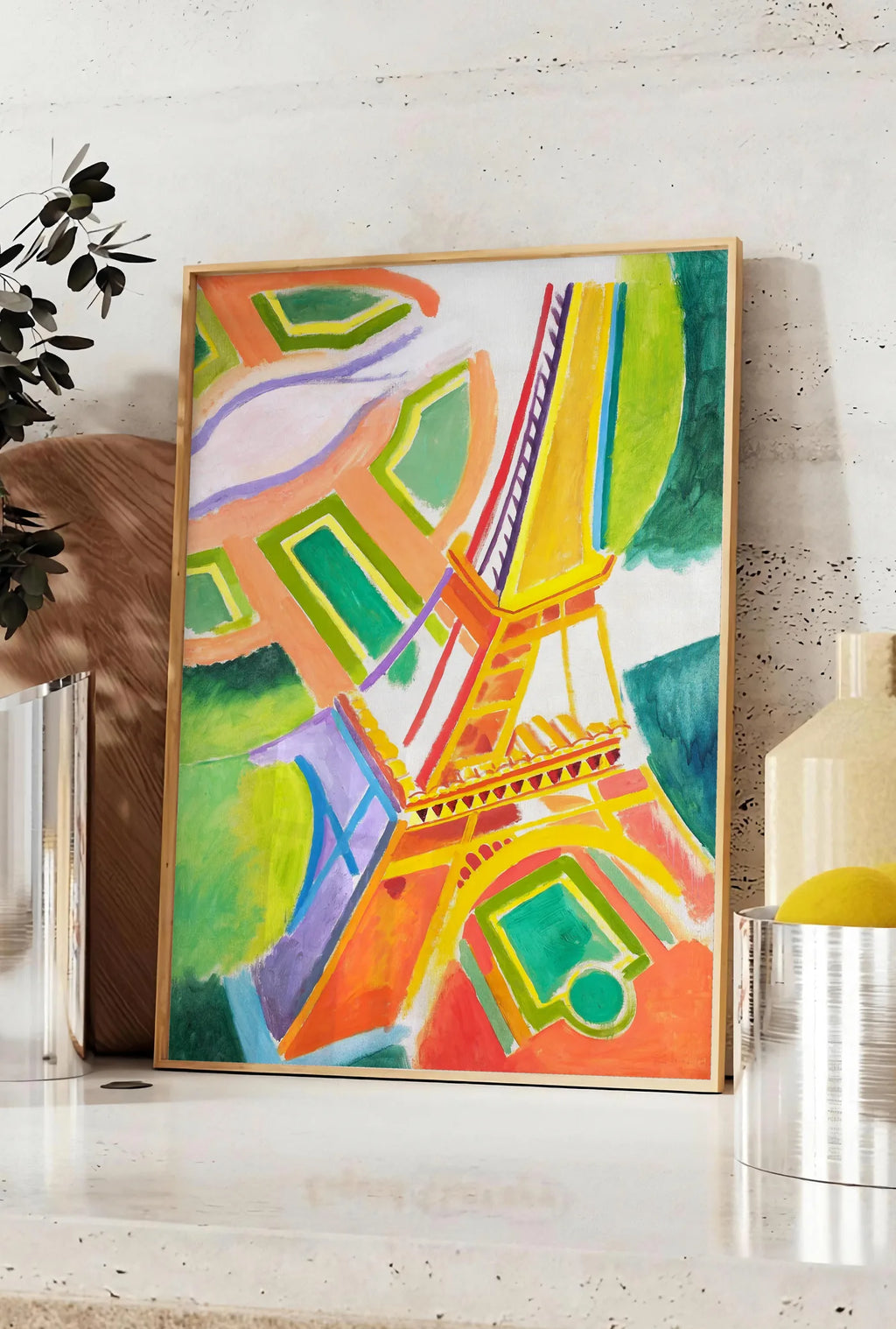 Affiche affiche Delaunay Tour Eiffel orphisme, posee sur un plan de travail de cuisine en pierre claire, entre une branche d'eucalyptus en vase et un bocal de citrons
