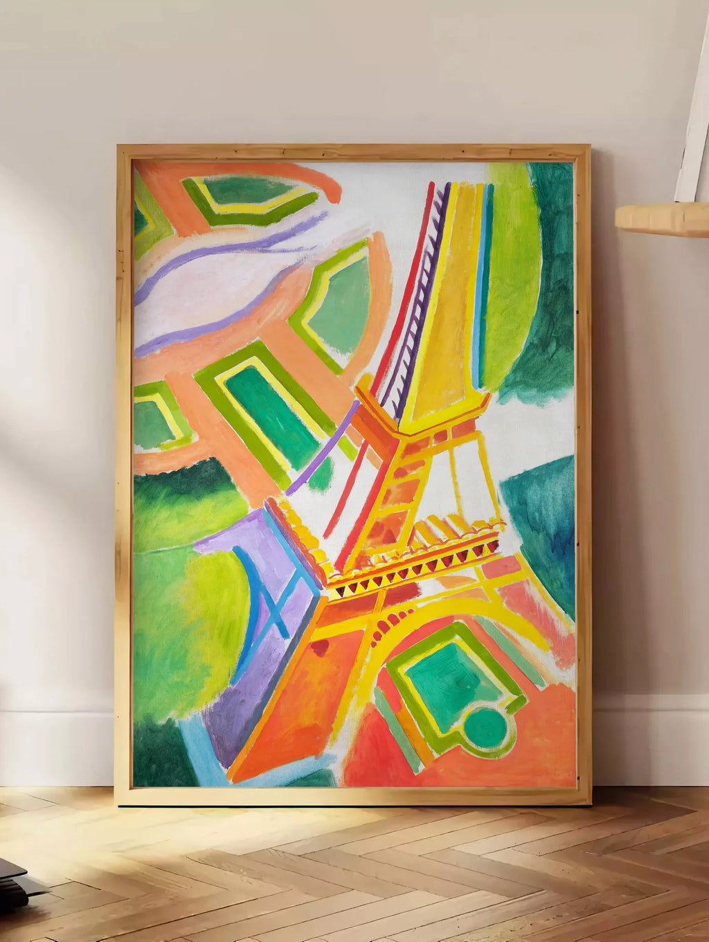 Estampe affiche Delaunay Tour Eiffel orphisme, posee au sol dans un coin salon, sur un parquet a chevrons, pres d'une table d'appoint en chene chargee de livres