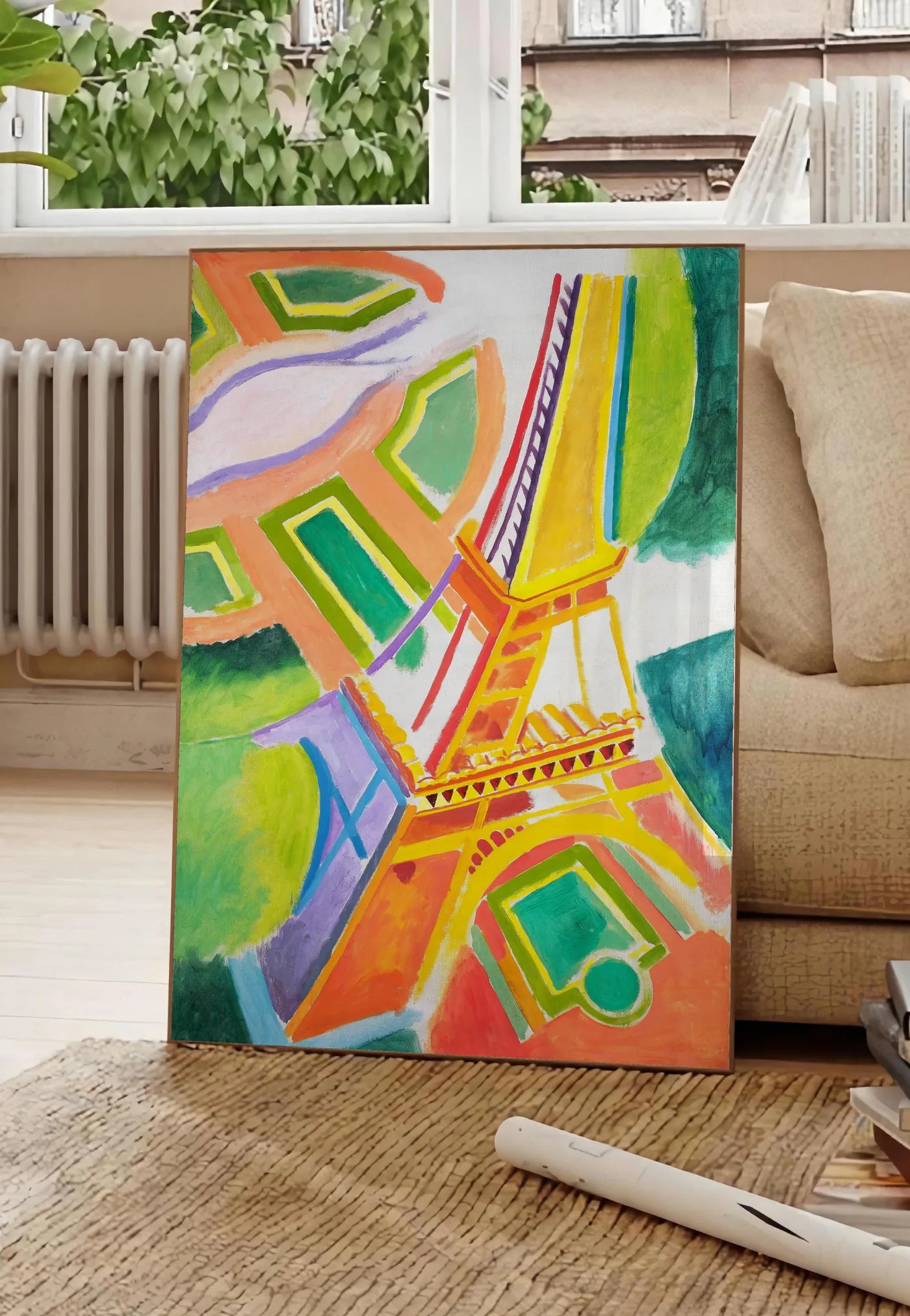 Poster affiche Delaunay Tour Eiffel orphisme, posee au sol dans un salon parisien, devant une grande fenetre donnant sur un immeuble haussmannien, entre un ficus et un canape creme