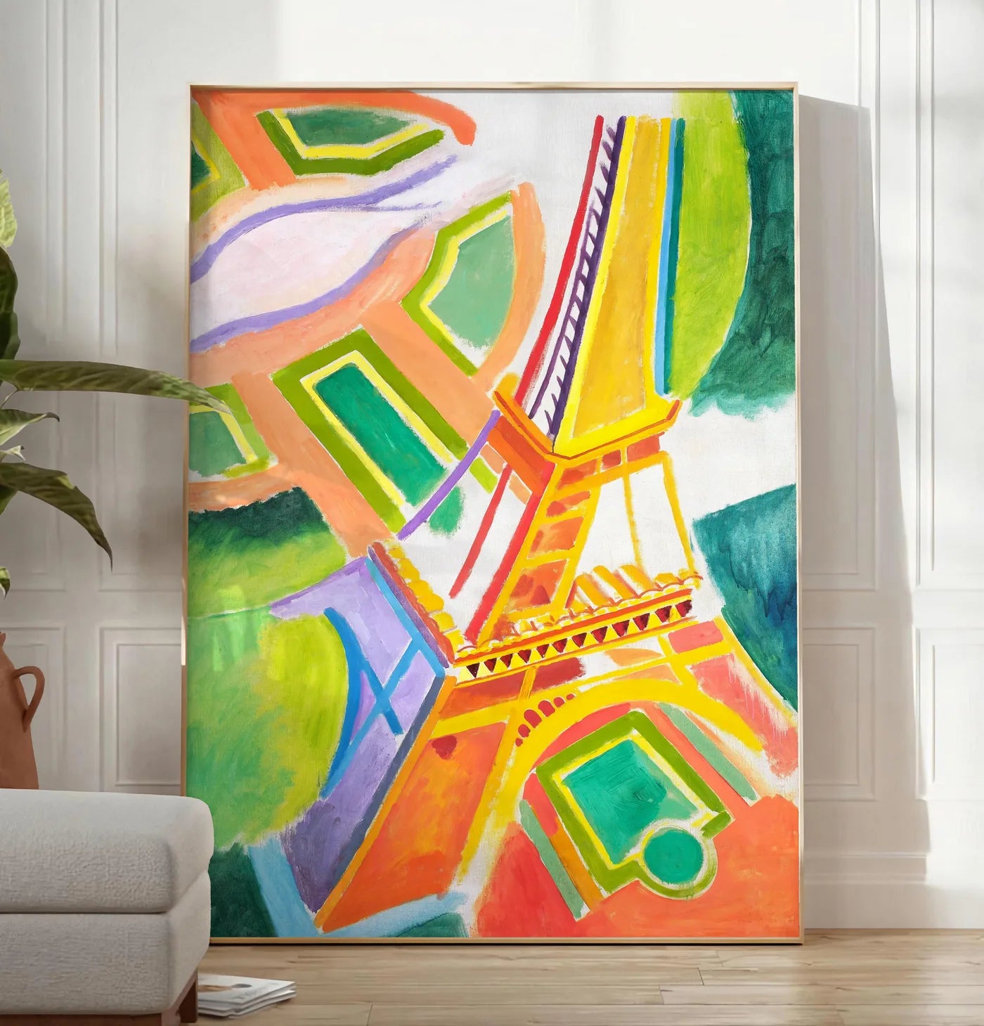 Reproduction affiche Delaunay Tour Eiffel orphisme, posee au sol dans un salon minimaliste clair, a cote d'un canape beige et d'une plante verte, sur un parquet clair