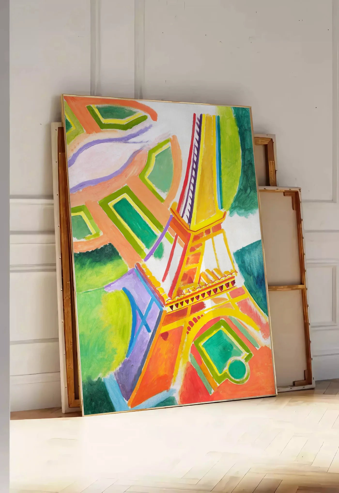 Tirage encadrable affiche Delaunay Tour Eiffel orphisme, posee au sol dans une entree lumineuse, contre un mur a panneaux blancs, a cote de chassis en bois empiles