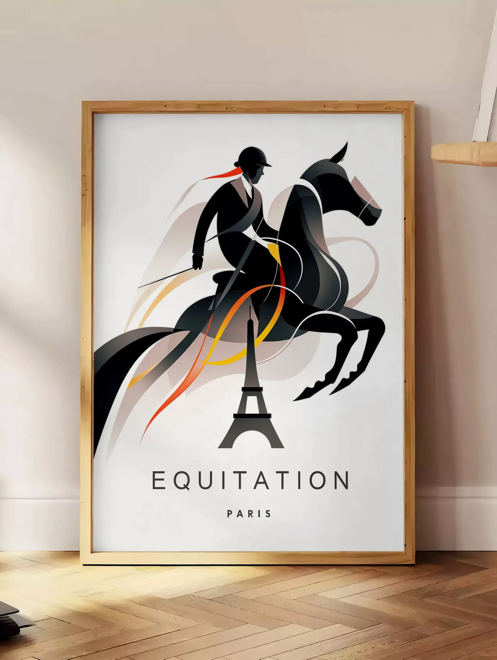 Estampe affiche equitation Paris, posee au sol dans un coin salon, sur un parquet a chevrons, pres d'une table d'appoint en chene chargee de livres