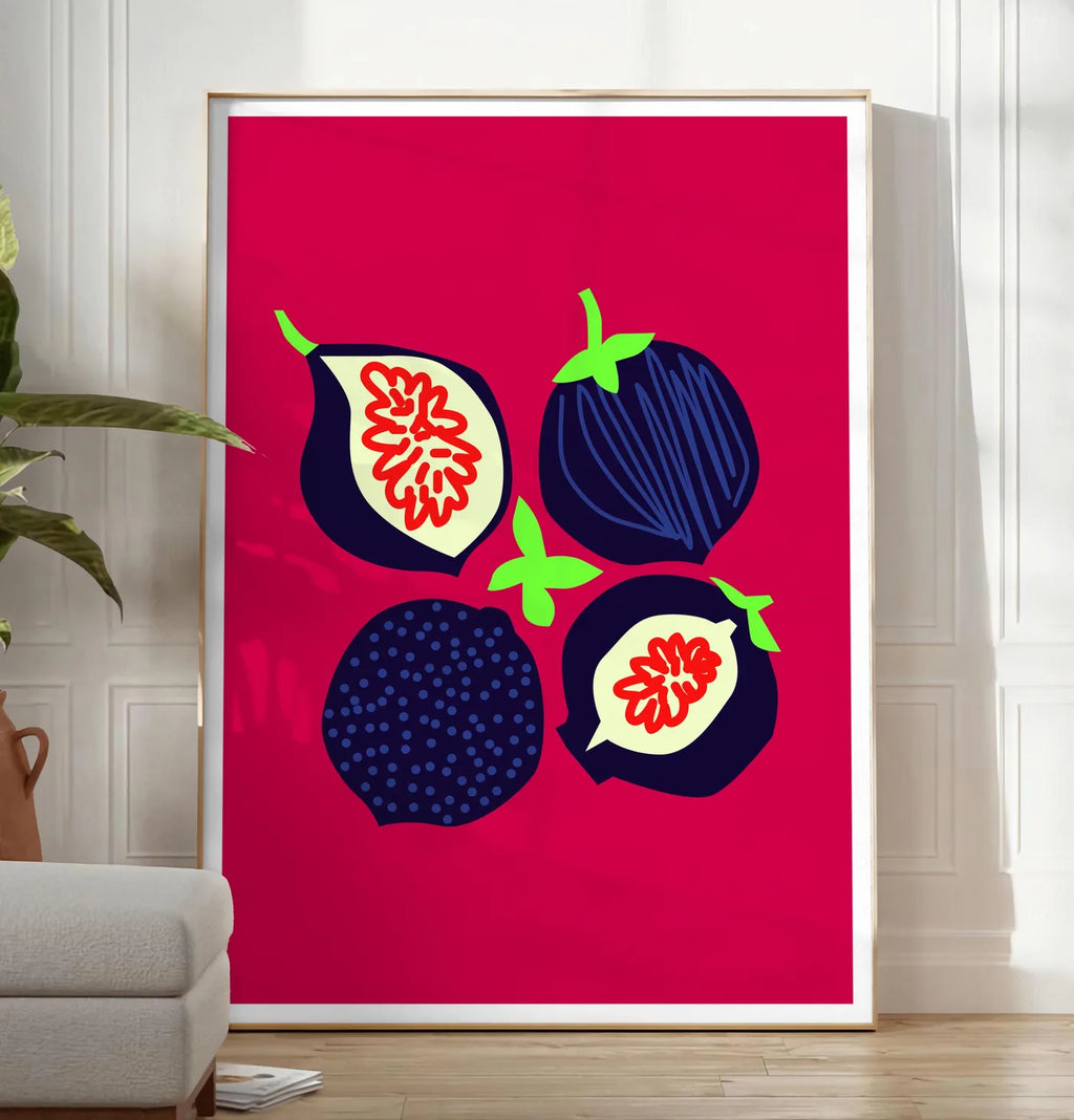 Reproduction affiche cuisine figues fruit, posee au sol dans un salon minimaliste clair, a cote d'un canape beige et d'une plante verte, sur un parquet clair