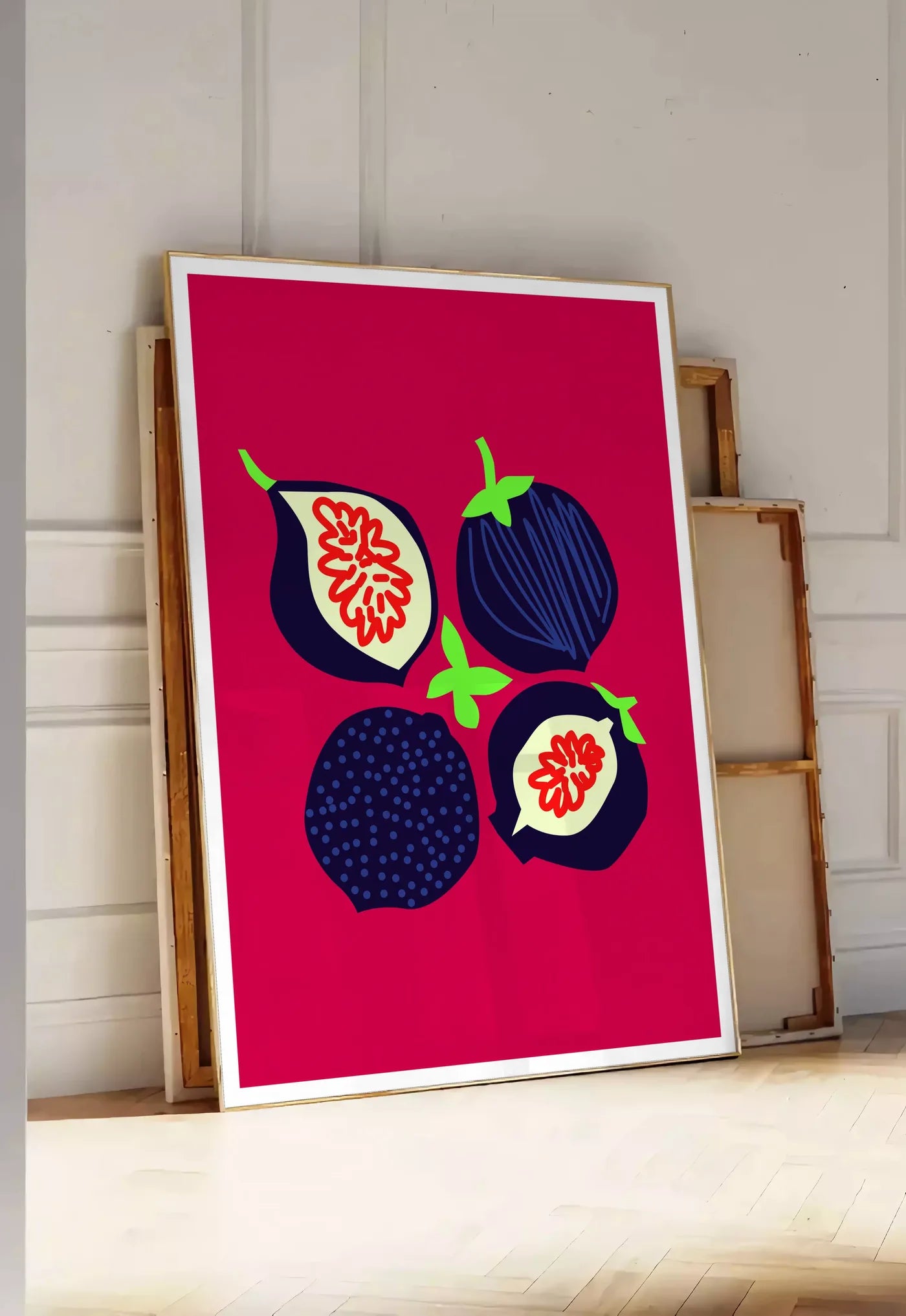 Tirage encadrable affiche cuisine figues fruit, posee au sol dans une entree lumineuse, contre un mur a panneaux blancs, a cote de chassis en bois empiles
