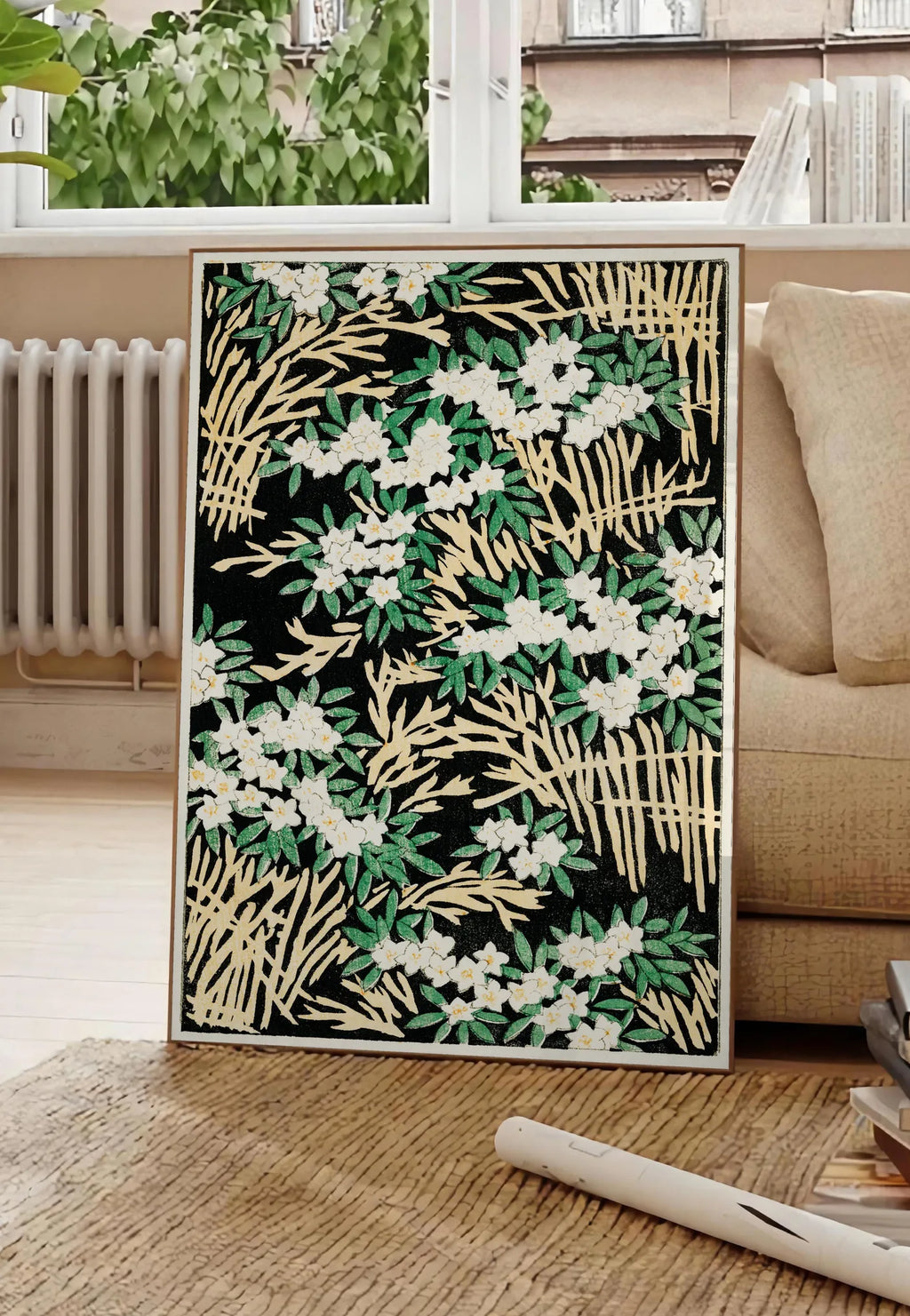 Poster affiche fleurs blanches sur fond noir art japonais, posee au sol dans un salon parisien, devant une grande fenetre donnant sur un immeuble haussmannien, entre un ficus et un canape creme