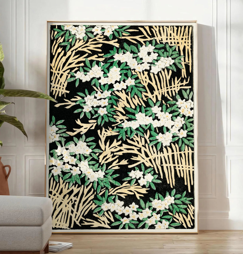 Reproduction affiche fleurs blanches sur fond noir art japonais, posee au sol dans un salon minimaliste clair, a cote d'un canape beige et d'une plante verte, sur un parquet clair