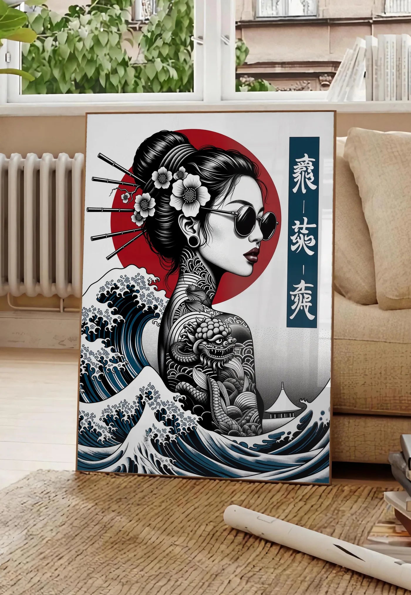 Poster affiche geisha tatouee et vague art japonais, posee au sol dans un salon parisien, devant une grande fenetre donnant sur un immeuble haussmannien, entre un ficus et un canape creme