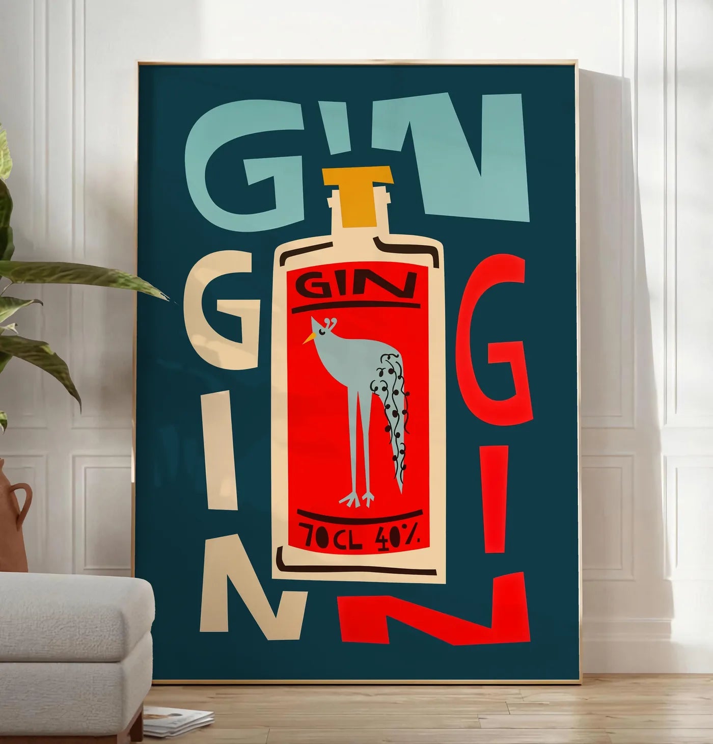 Reproduction affiche cocktail gin, posee au sol dans un salon minimaliste clair, a cote d'un canape beige et d'une plante verte, sur un parquet clair