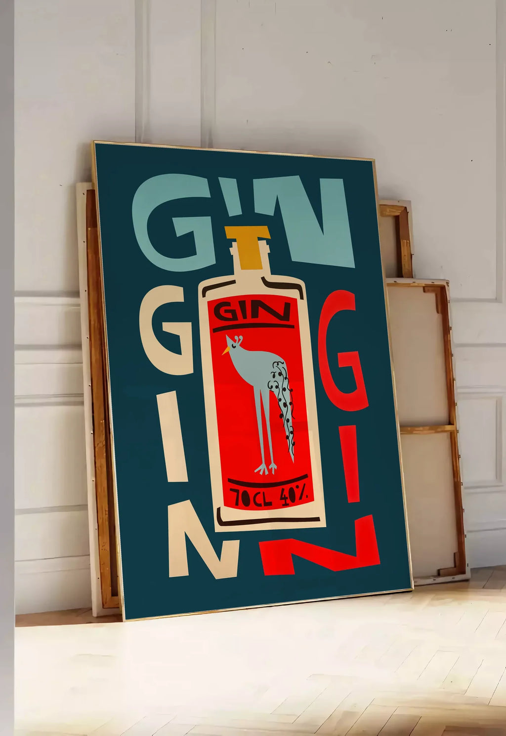 Tirage encadrable affiche cocktail gin, posee au sol dans une entree lumineuse, contre un mur a panneaux blancs, a cote de chassis en bois empiles