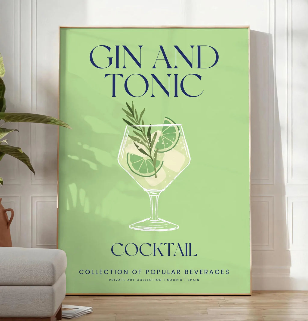 Reproduction affiche cocktail Gin Tonic, posee au sol dans un salon minimaliste clair, a cote d'un canape beige et d'une plante verte, sur un parquet clair