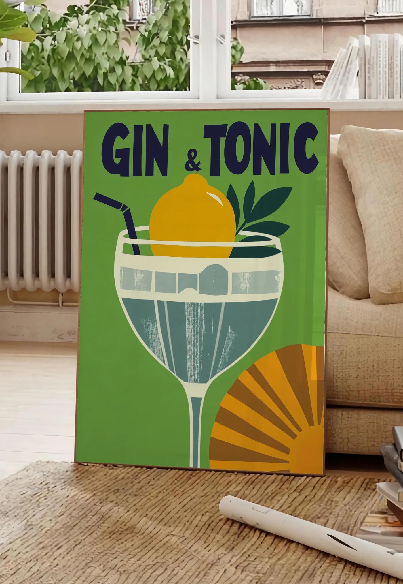 Poster affiche cocktail Gin Tonic, posee au sol dans un salon parisien, devant une grande fenetre donnant sur un immeuble haussmannien, entre un ficus et un canape creme