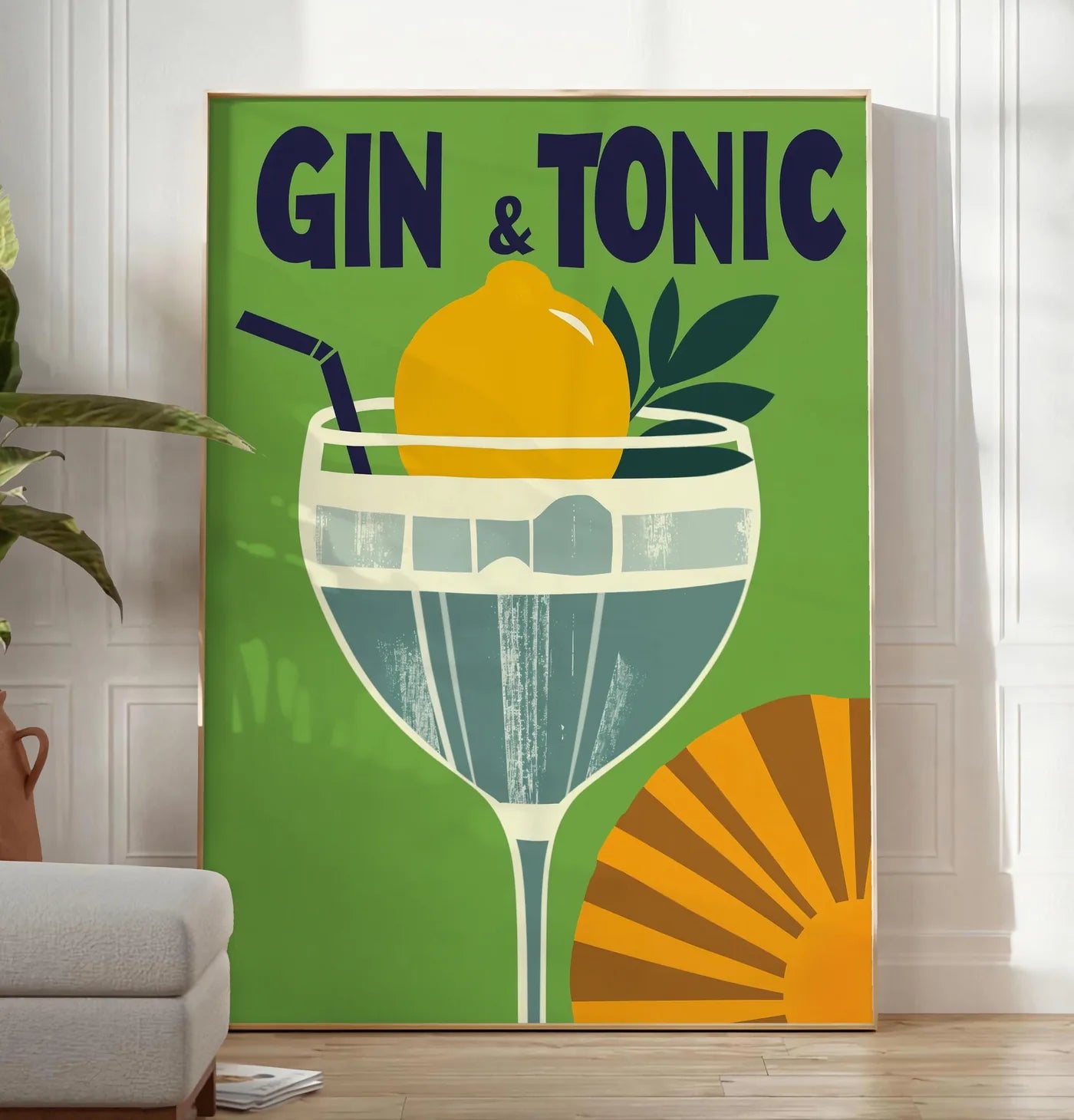 Reproduction affiche cocktail Gin Tonic, posee au sol dans un salon minimaliste clair, a cote d'un canape beige et d'une plante verte, sur un parquet clair