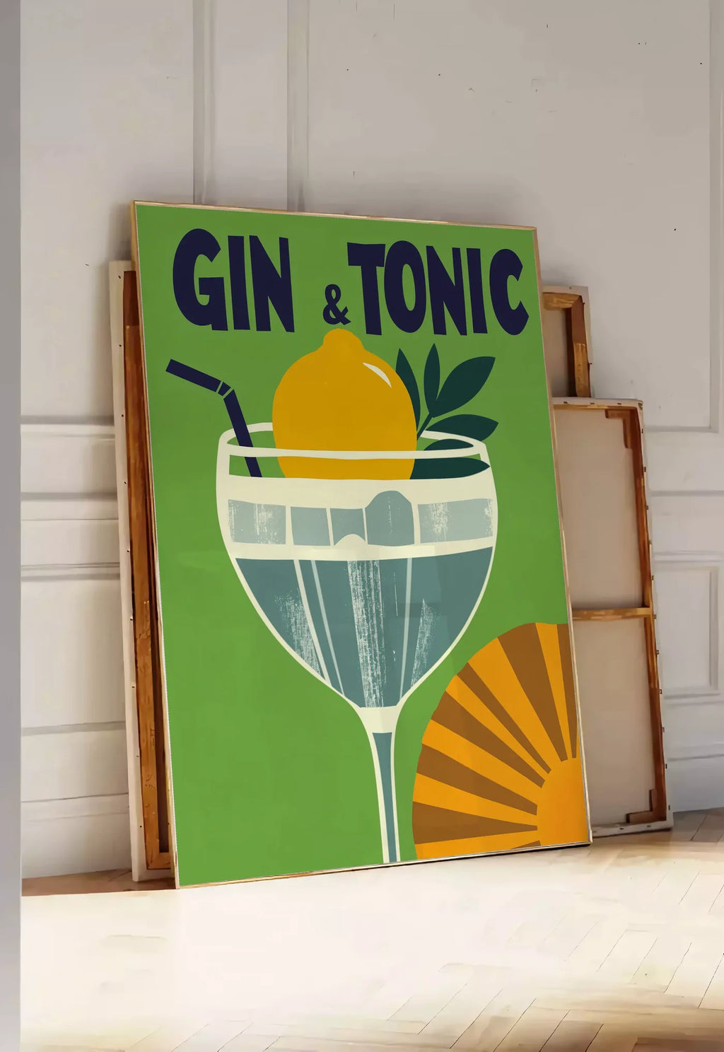 Tirage encadrable affiche cocktail Gin Tonic, posee au sol dans une entree lumineuse, contre un mur a panneaux blancs, a cote de chassis en bois empiles