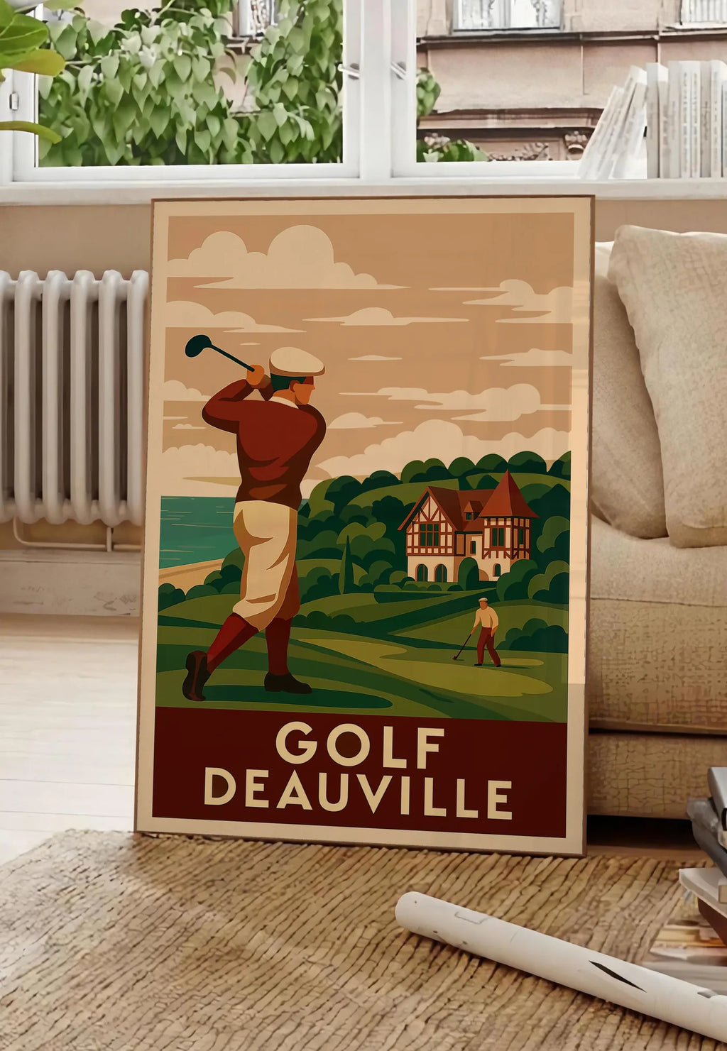 Poster golfeur en swing face à la mer, posee au sol dans un salon parisien, devant une grande fenetre donnant sur un immeuble haussmannien, entre un ficus et un canape creme