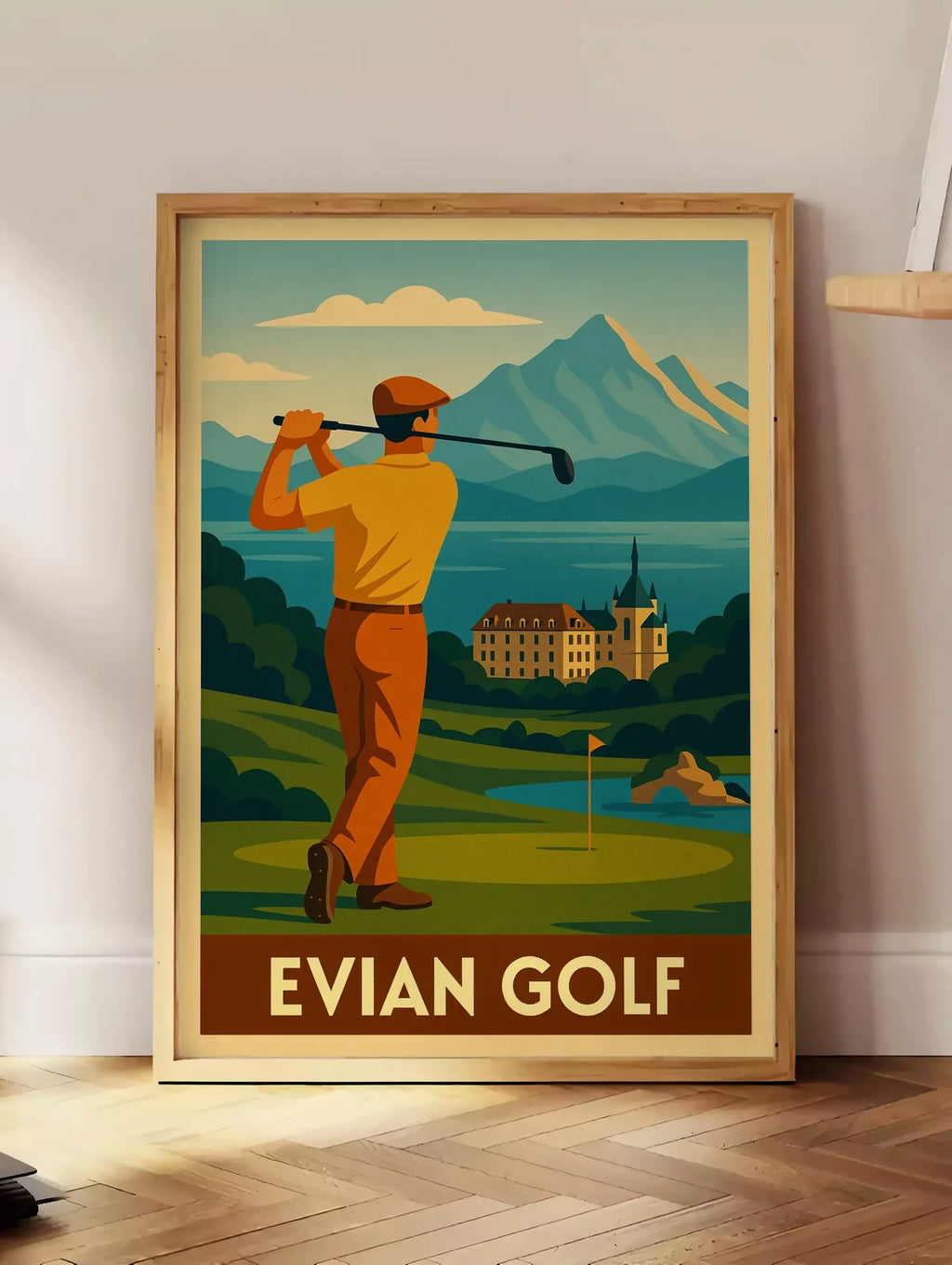 Estampe golfeur en backswing, posee au sol dans un coin salon, sur un parquet a chevrons, pres d'une table d'appoint en chene chargee de livres