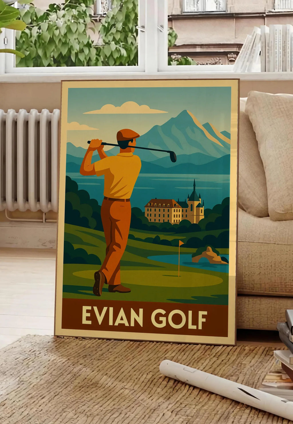Poster golfeur en backswing, posee au sol dans un salon parisien, devant une grande fenetre donnant sur un immeuble haussmannien, entre un ficus et un canape creme