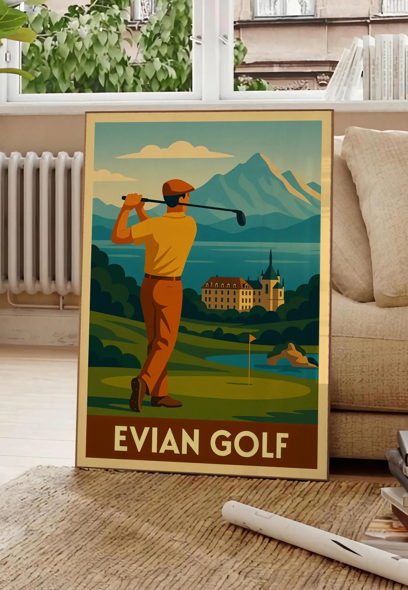 Poster golfeur en backswing, posee au sol dans un salon parisien, devant une grande fenetre donnant sur un immeuble haussmannien, entre un ficus et un canape creme