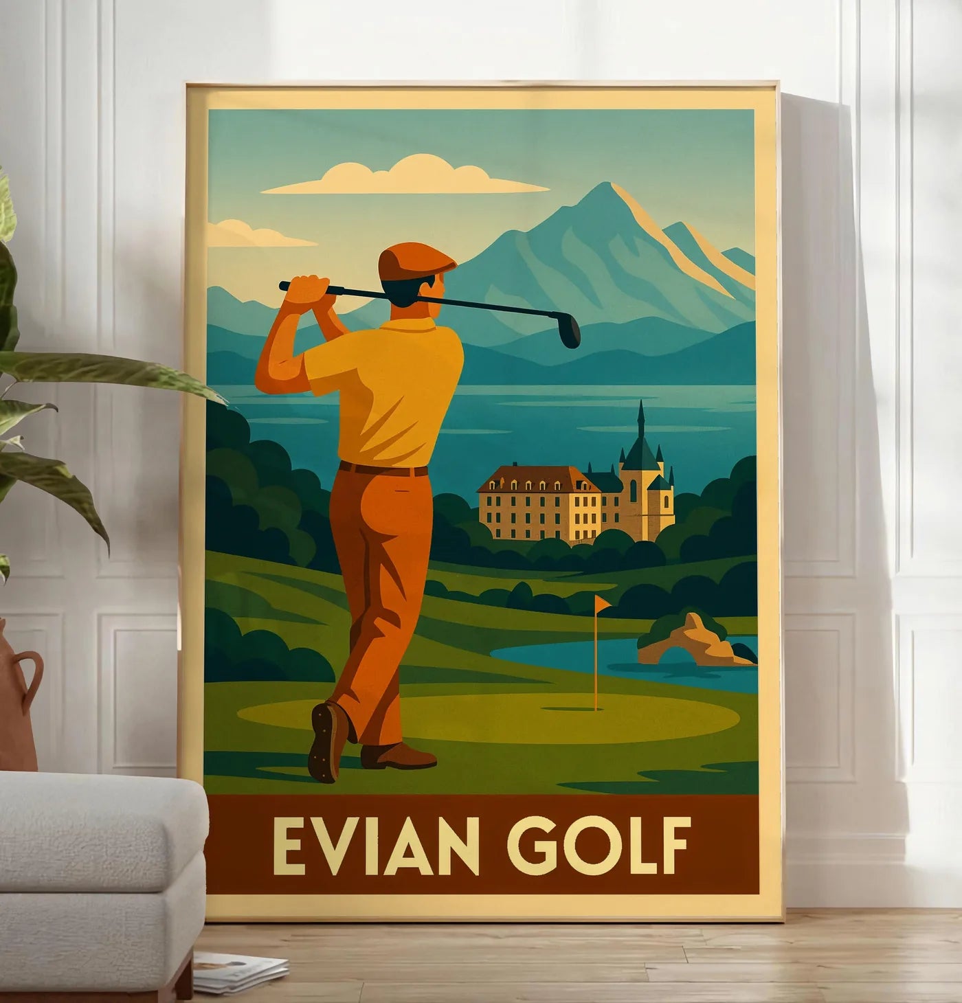Reproduction golfeur en backswing, posee au sol dans un salon minimaliste clair, a cote d'un canape beige et d'une plante verte, sur un parquet clair