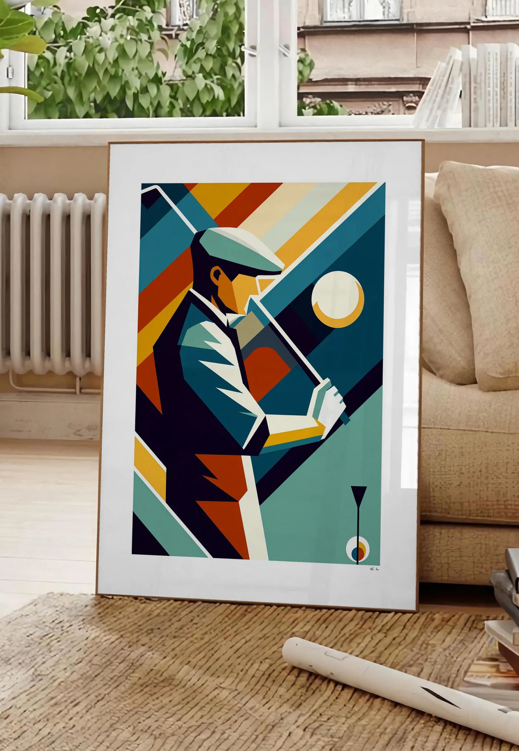 Poster affiche golf cubiste Art Deco, posee au sol dans un salon parisien, devant une grande fenetre donnant sur un immeuble haussmannien, entre un ficus et un canape creme
