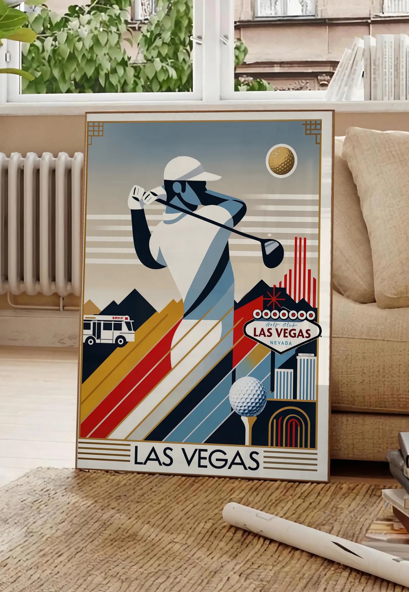 Poster golfeur stylisé en pleine frappe, posee au sol dans un salon parisien, devant une grande fenetre donnant sur un immeuble haussmannien, entre un ficus et un canape creme