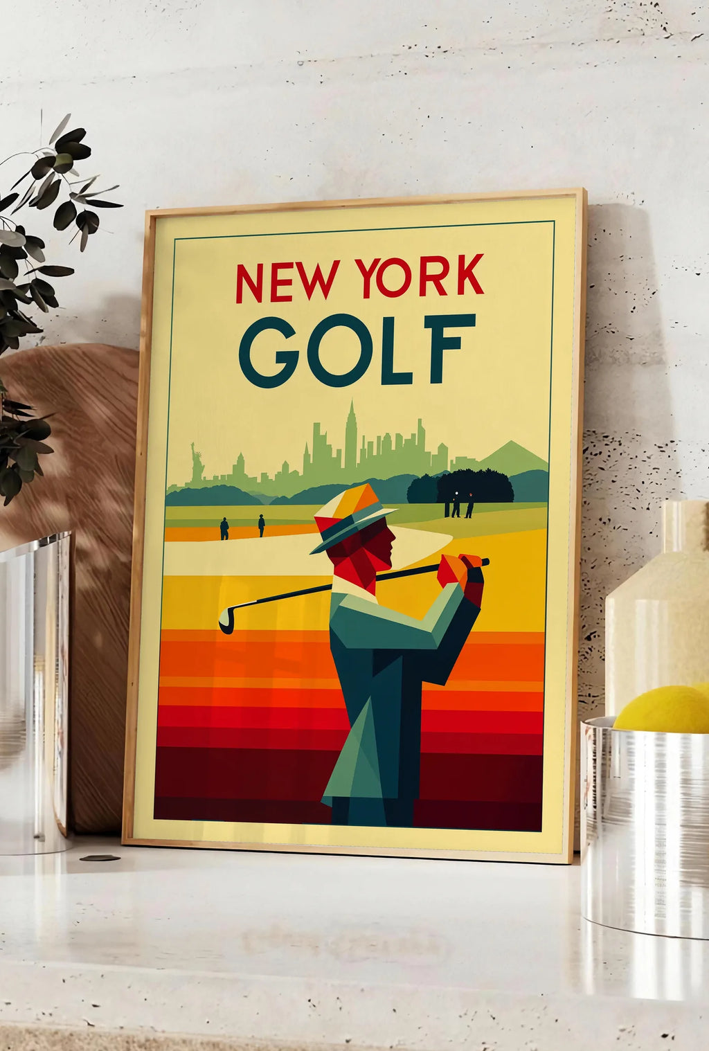 Affiche golfeur géométrique en aplats d ocre jaune, posee sur un plan de travail de cuisine en pierre claire, entre une branche d'eucalyptus en vase et un bocal de citrons