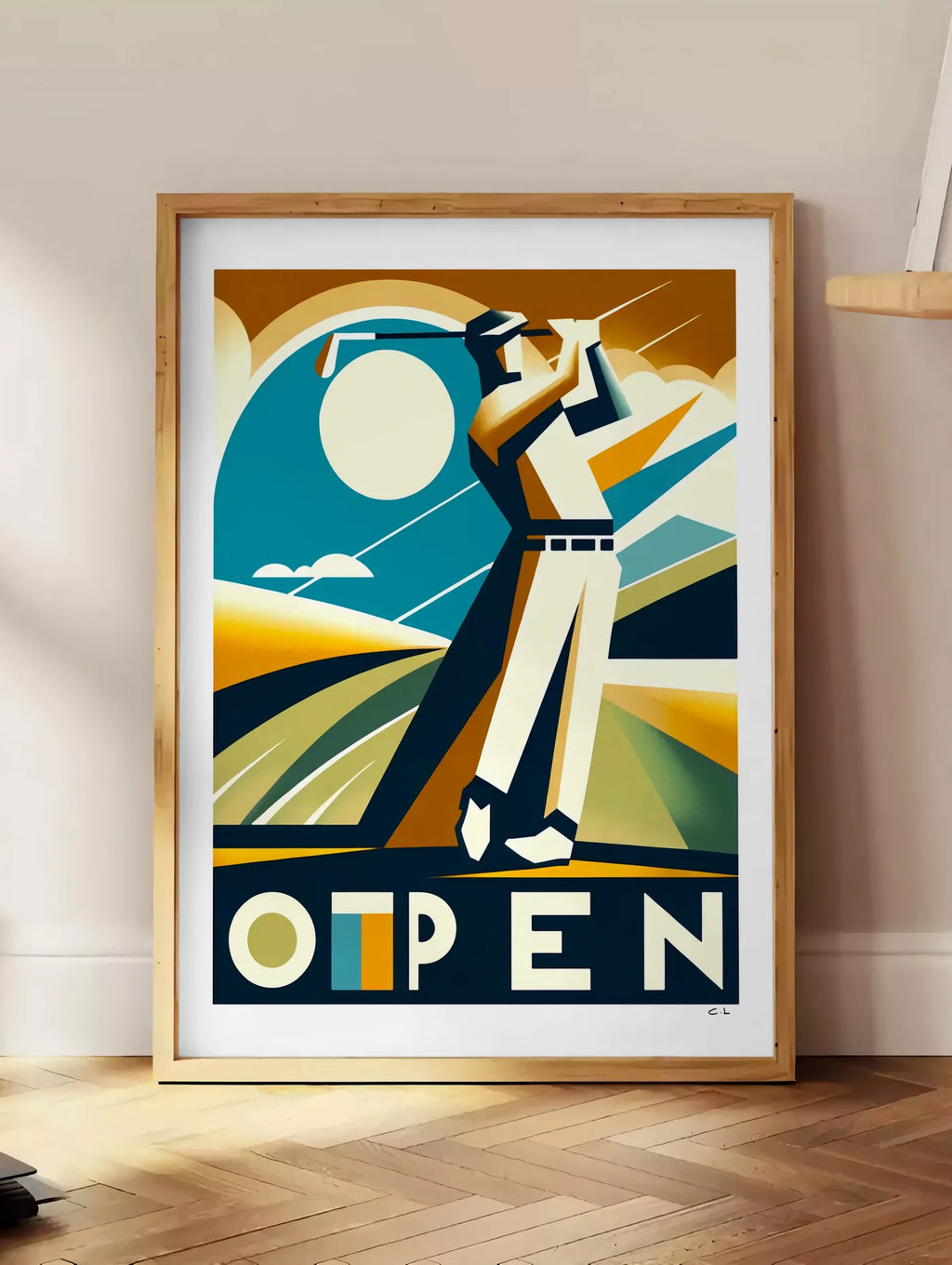 Estampe affiche Open golf Art Deco, posee au sol dans un coin salon, sur un parquet a chevrons, pres d'une table d'appoint en chene chargee de livres