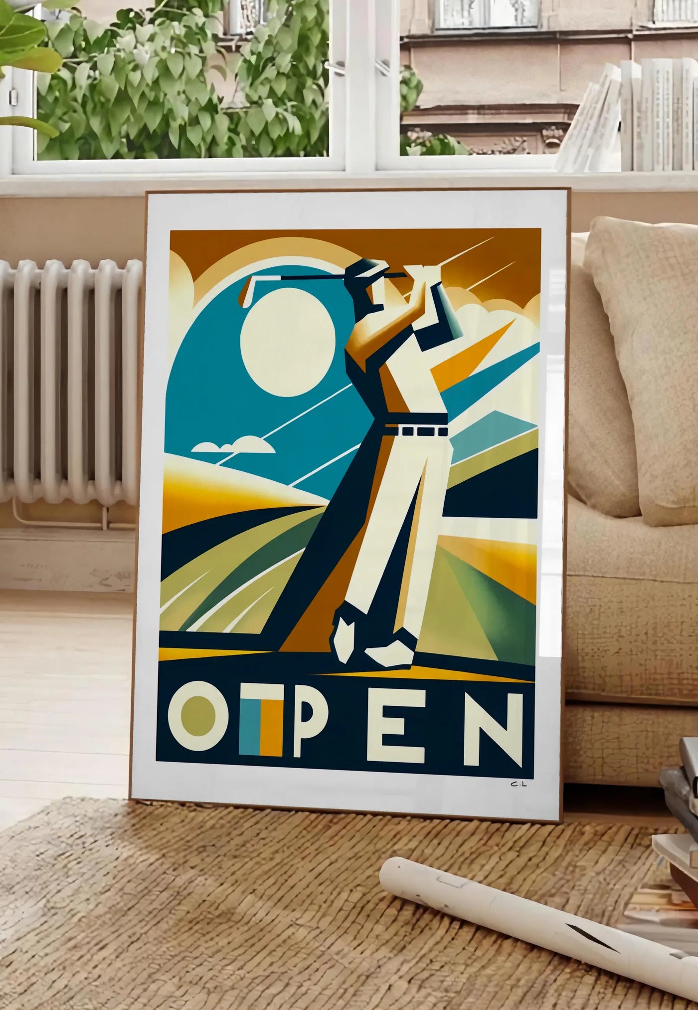 Poster affiche Open golf Art Deco, posee au sol dans un salon parisien, devant une grande fenetre donnant sur un immeuble haussmannien, entre un ficus et un canape creme