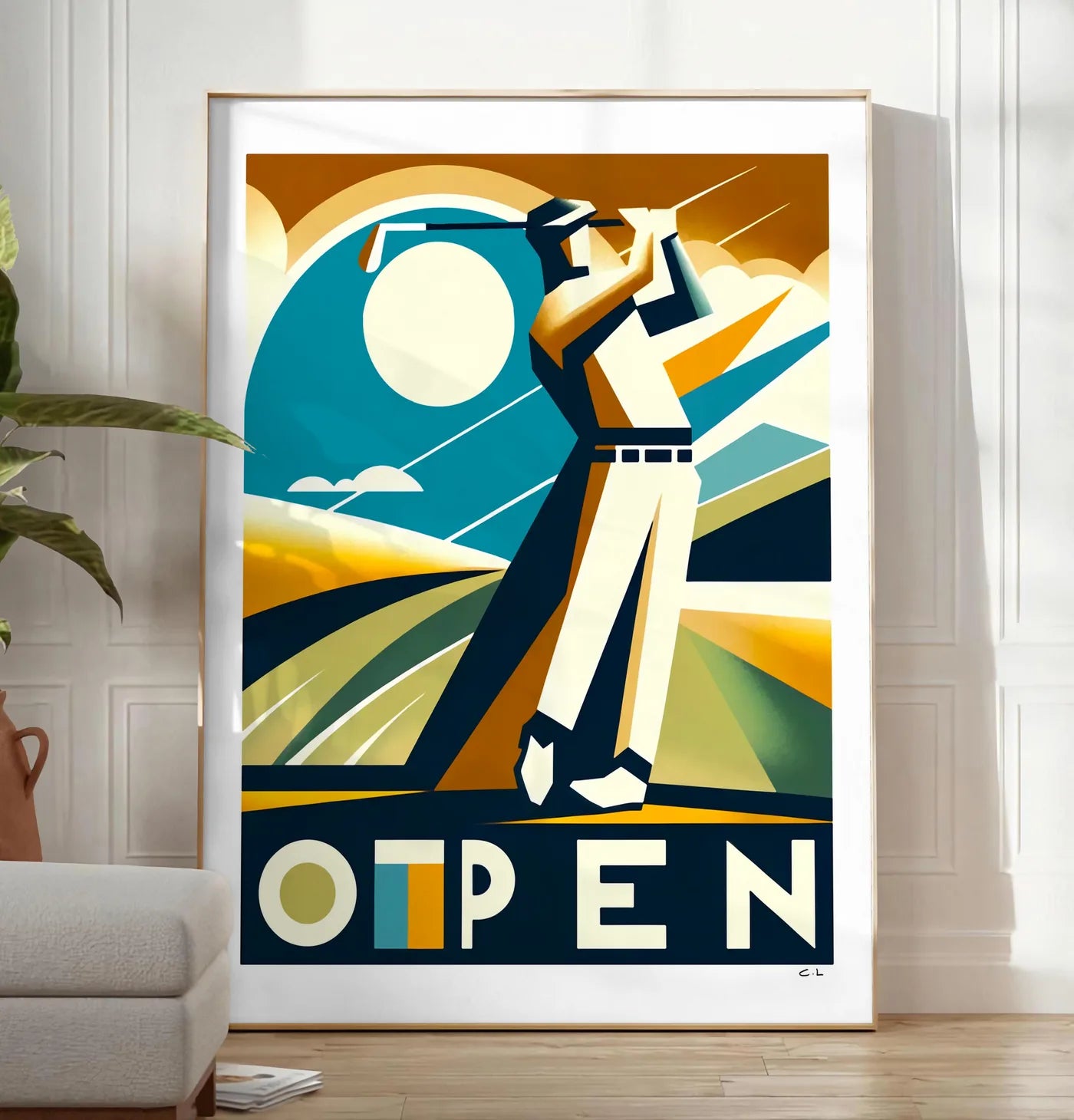 Reproduction affiche Open golf Art Deco, posee au sol dans un salon minimaliste clair, a cote d'un canape beige et d'une plante verte, sur un parquet clair