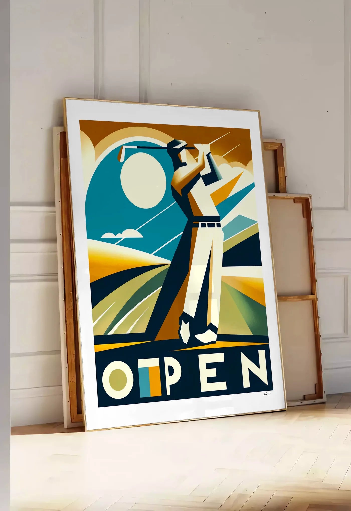 Tirage encadrable affiche Open golf Art Deco, posee au sol dans une entree lumineuse, contre un mur a panneaux blancs, a cote de chassis en bois empiles