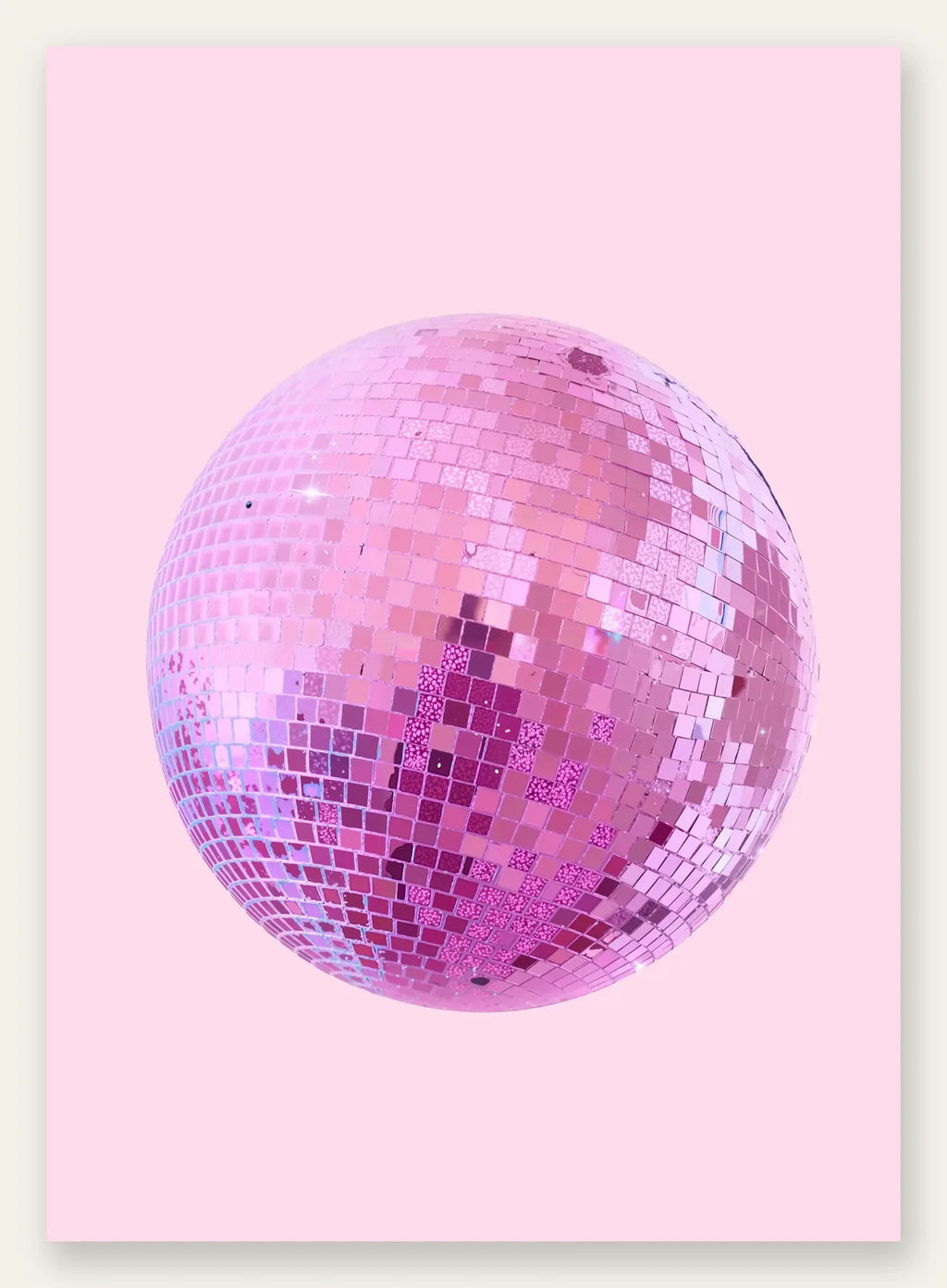 Affiche vintage boule disco rose a facettes sur fond rose poudre