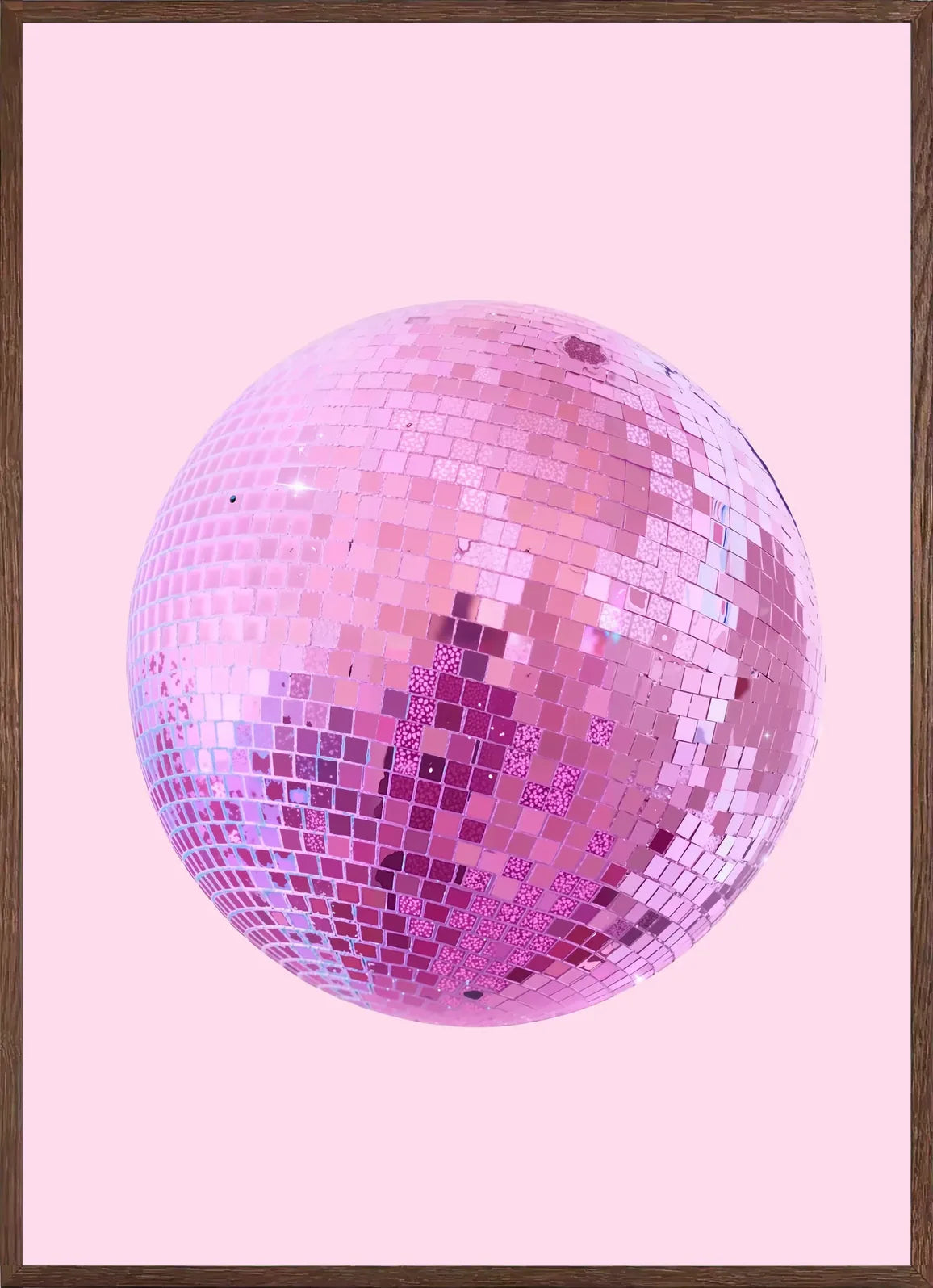 Cadre chene clair entourant l'affiche boule disco rose pailletee