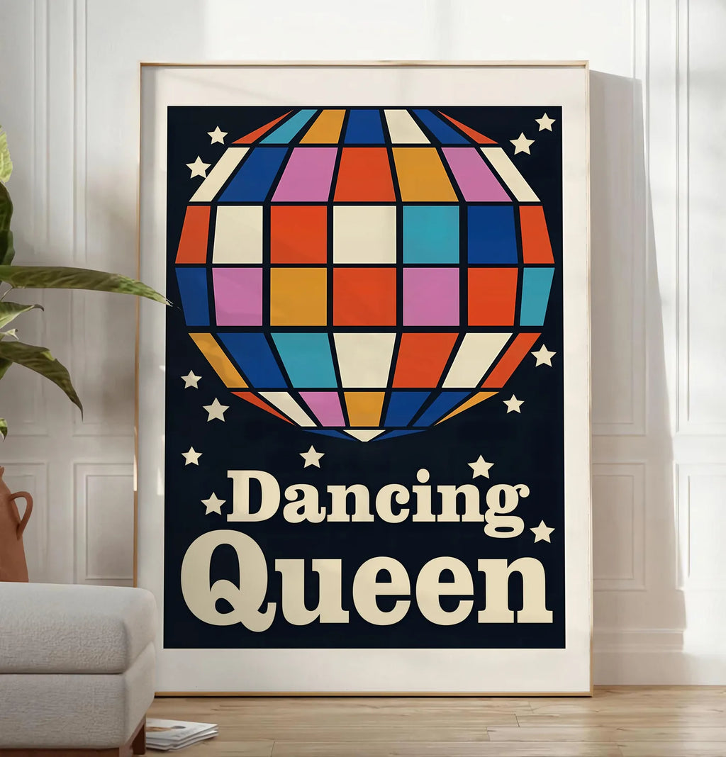 Reproduction affiche vintage Dancing Queen, posee au sol dans un salon minimaliste clair, a cote d'un canape beige et d'une plante verte, sur un parquet clair